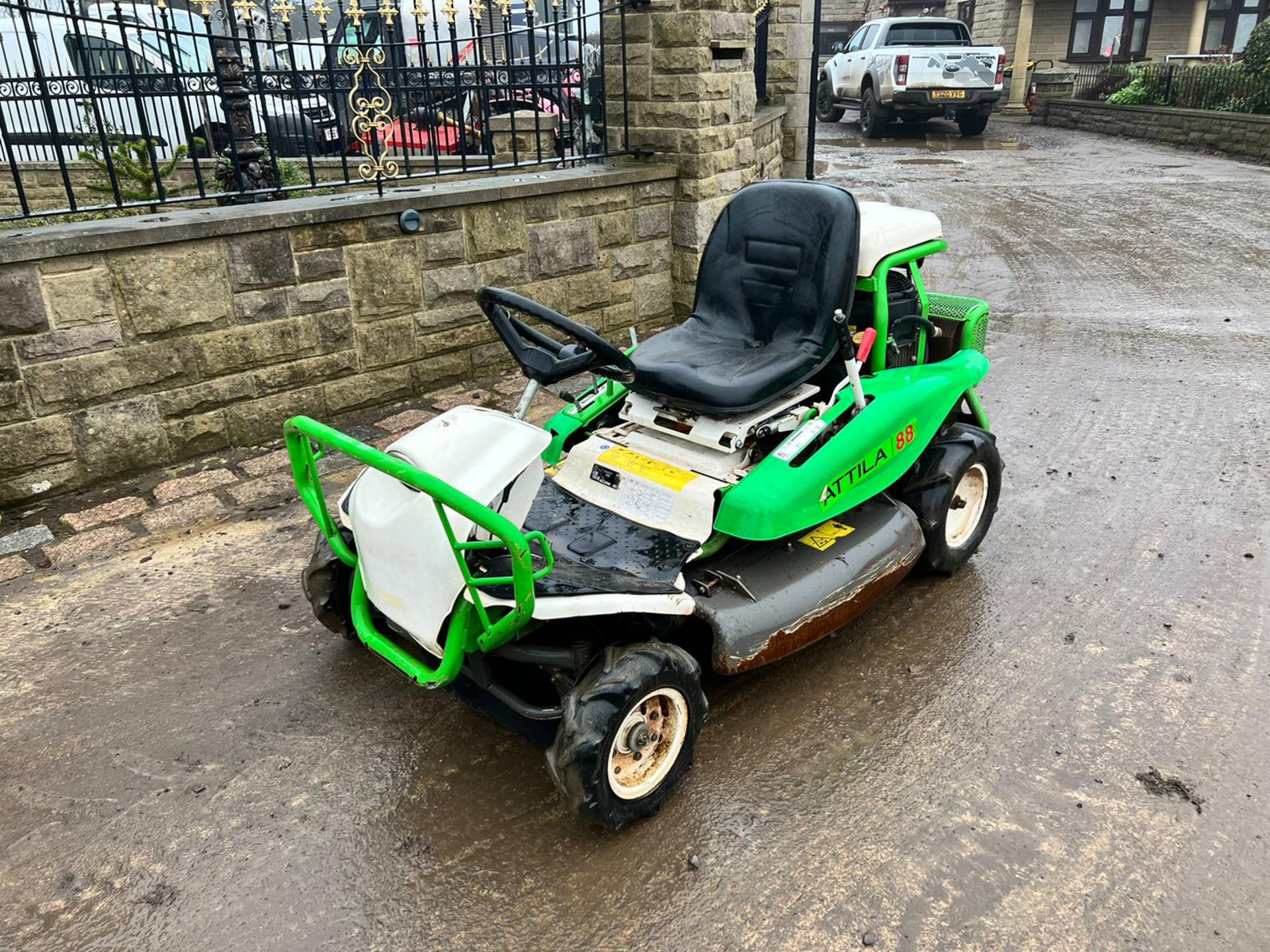 ETESIA ATTILA 88 BANK MOWER, SHOWING 980 HOURS, GOOD SOLID DECK, GOOD SEAT *PLUS VAT* - Image 2 of 9