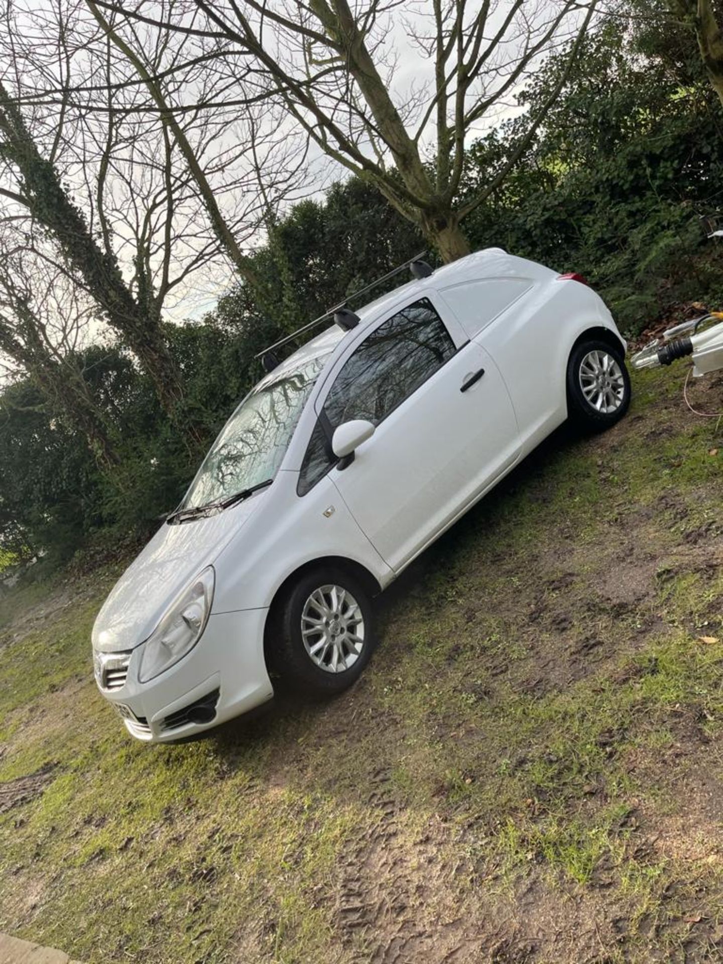 2009/09 REG VAUXHALL CORSA CDTI 1.25 DIESEL WHITE CAR/VAN, SHOWING 7 FORMER KEEPERS *PLUS VAT* - Image 3 of 16