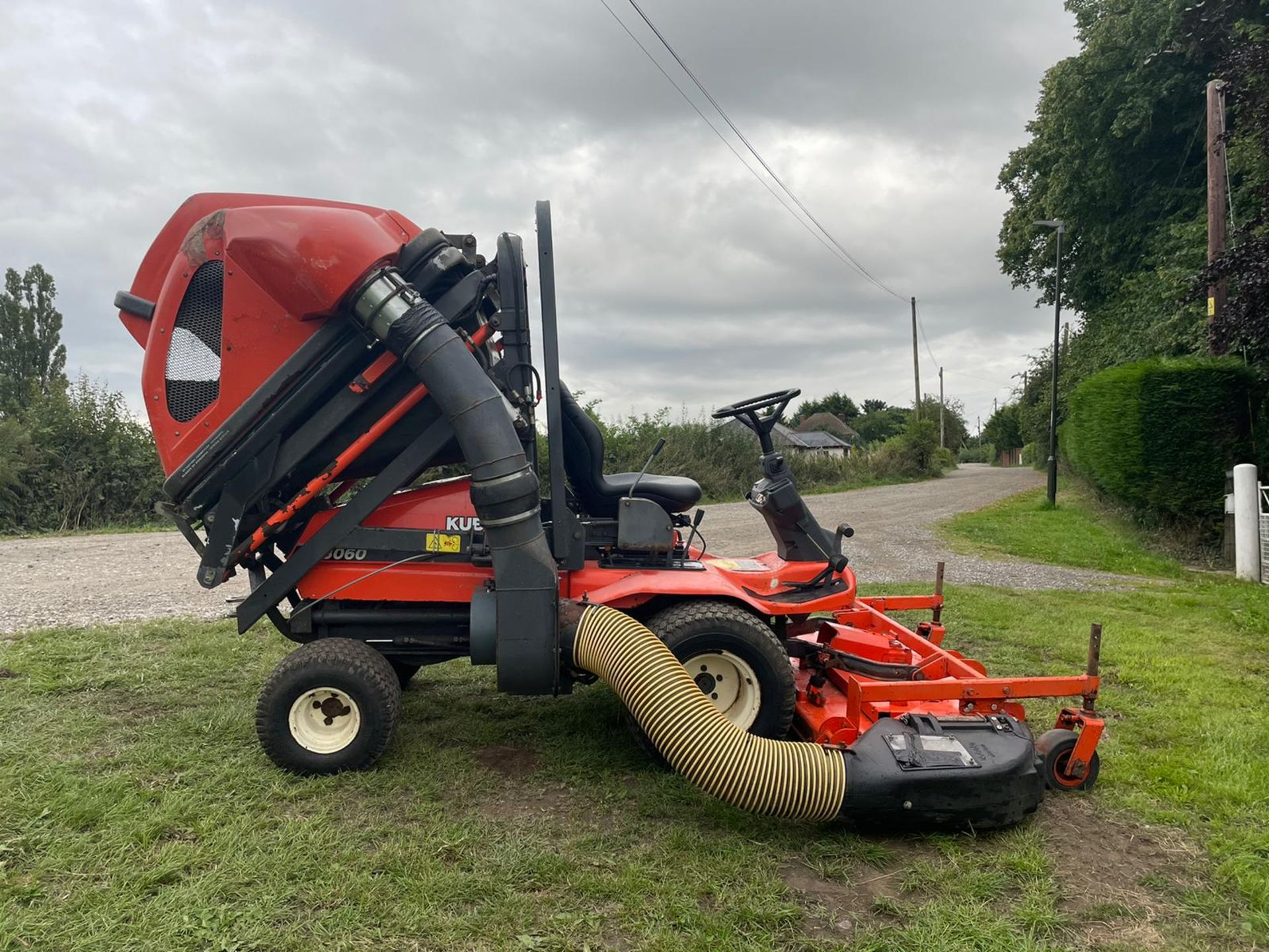 KUBOTA F3060 RIDE ON HIGH TIP MOWER, RUNS DRIVES AND CUTS, SHOWING 2715 HOURS *PLUS VAT* - Image 5 of 8