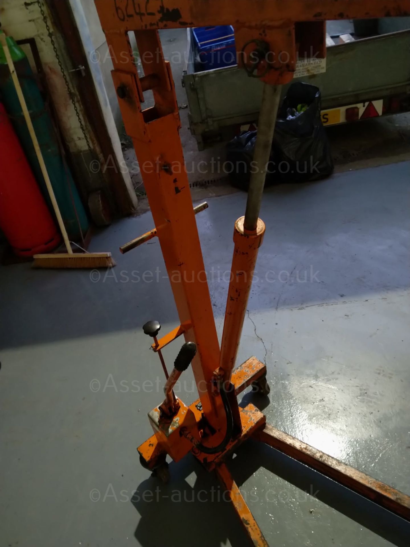 EFCO ENGINE CRANE, MODEL 750, ON CASTORS AND THE JIB IS TELSCOPIC *NO VAT* - Image 3 of 8