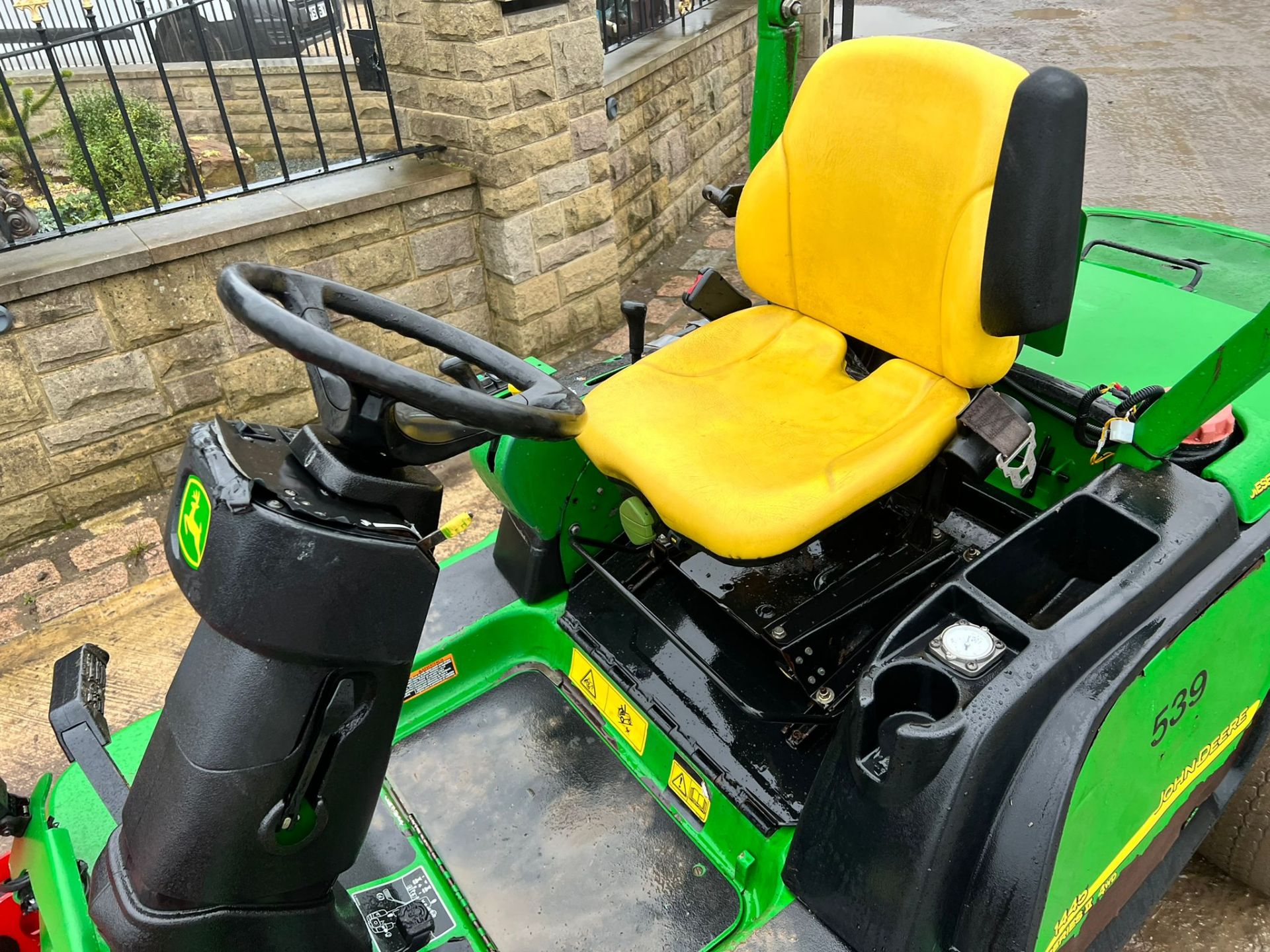 2009 JOHN DEERE 1445 4WD RIDE ON MOWER, RUNS DRIVES AND CUTS, SHOWING A LOW 3794 HOURS *PLUS VAT* - Image 7 of 13