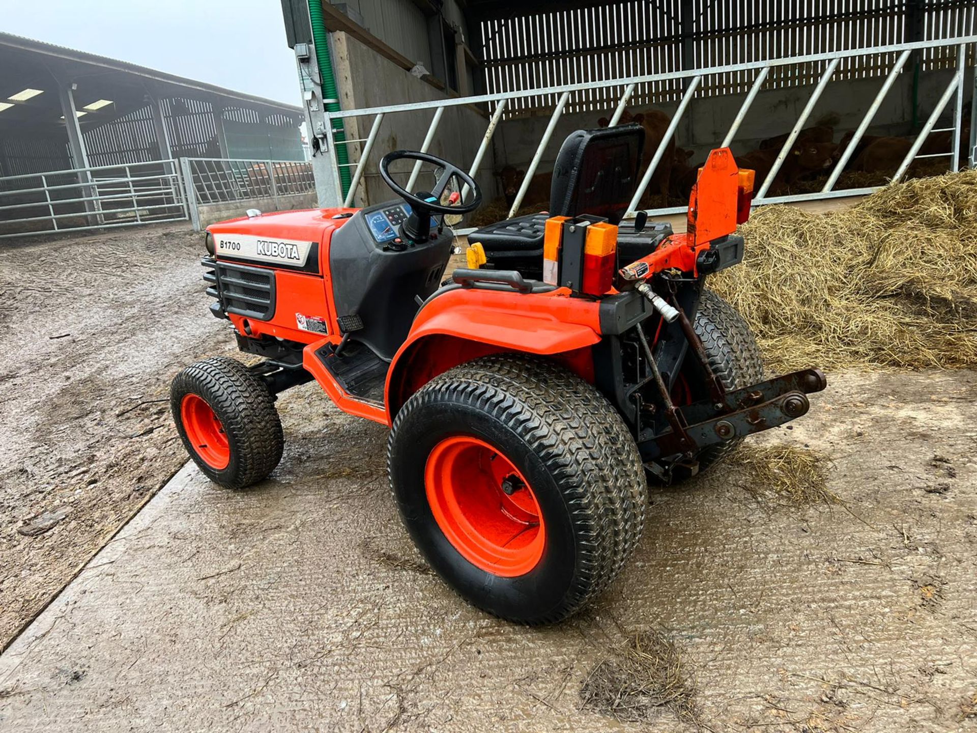 KUBOTA B1700 17hp 4WD COMPACT TRACTOR, RUNS DRIVES AND WORKS, SHOWING A LOW 2070 HOURS *PLUS VAT* - Image 5 of 16