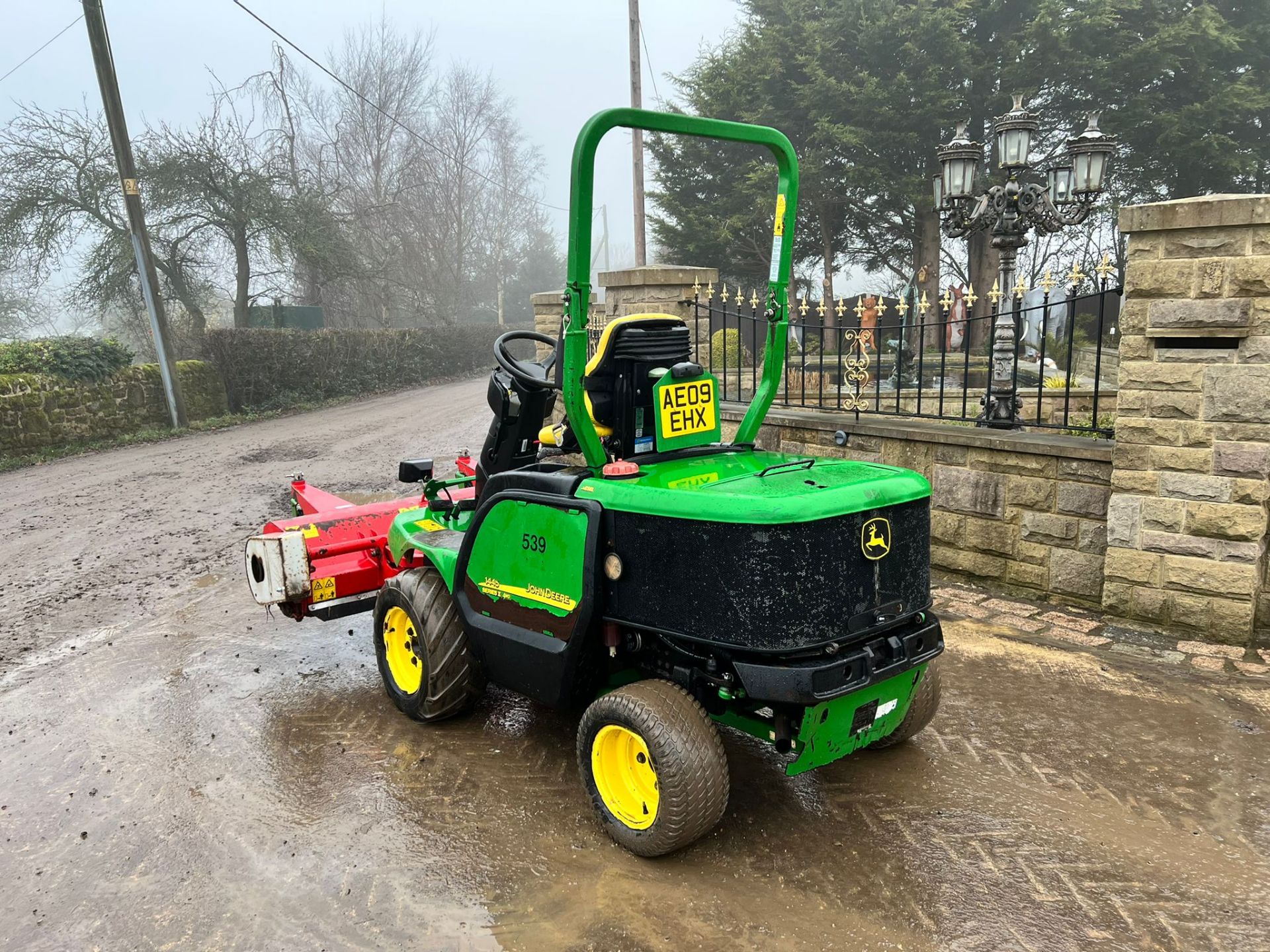 2009 JOHN DEERE 1445 4WD RIDE ON MOWER, RUNS DRIVES AND CUTS, SHOWING A LOW 3794 HOURS *PLUS VAT* - Image 4 of 13