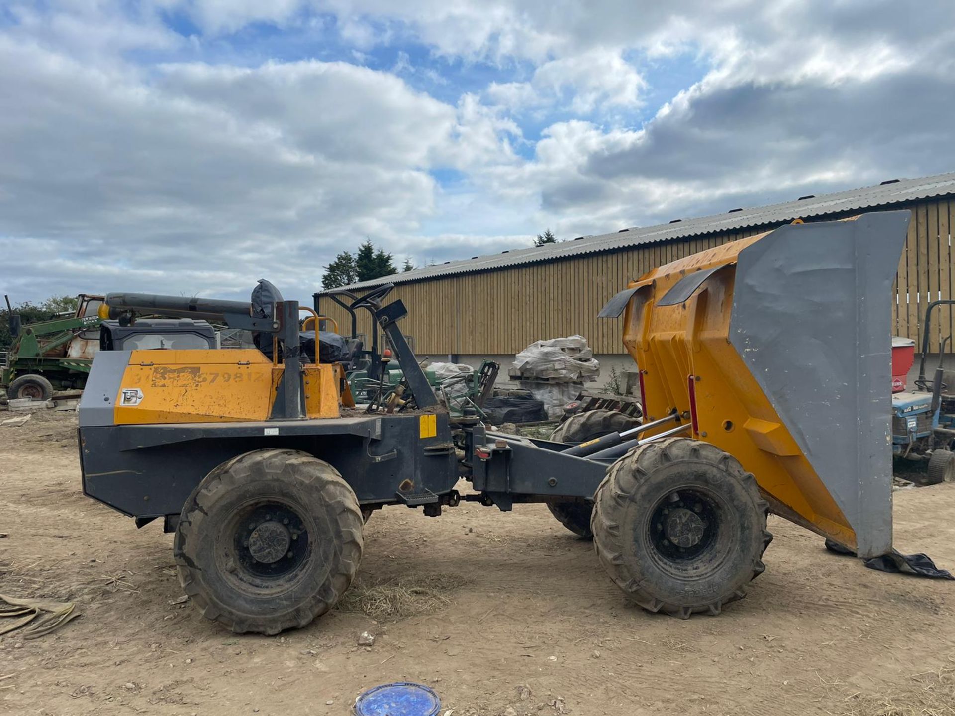 2011 TEREX TA6 6 TON ARTICULATED DUMPER, RUNS DRIVES AND DUMPS, SHOWING 3406 HOURS *PLUS VAT* - Image 4 of 12