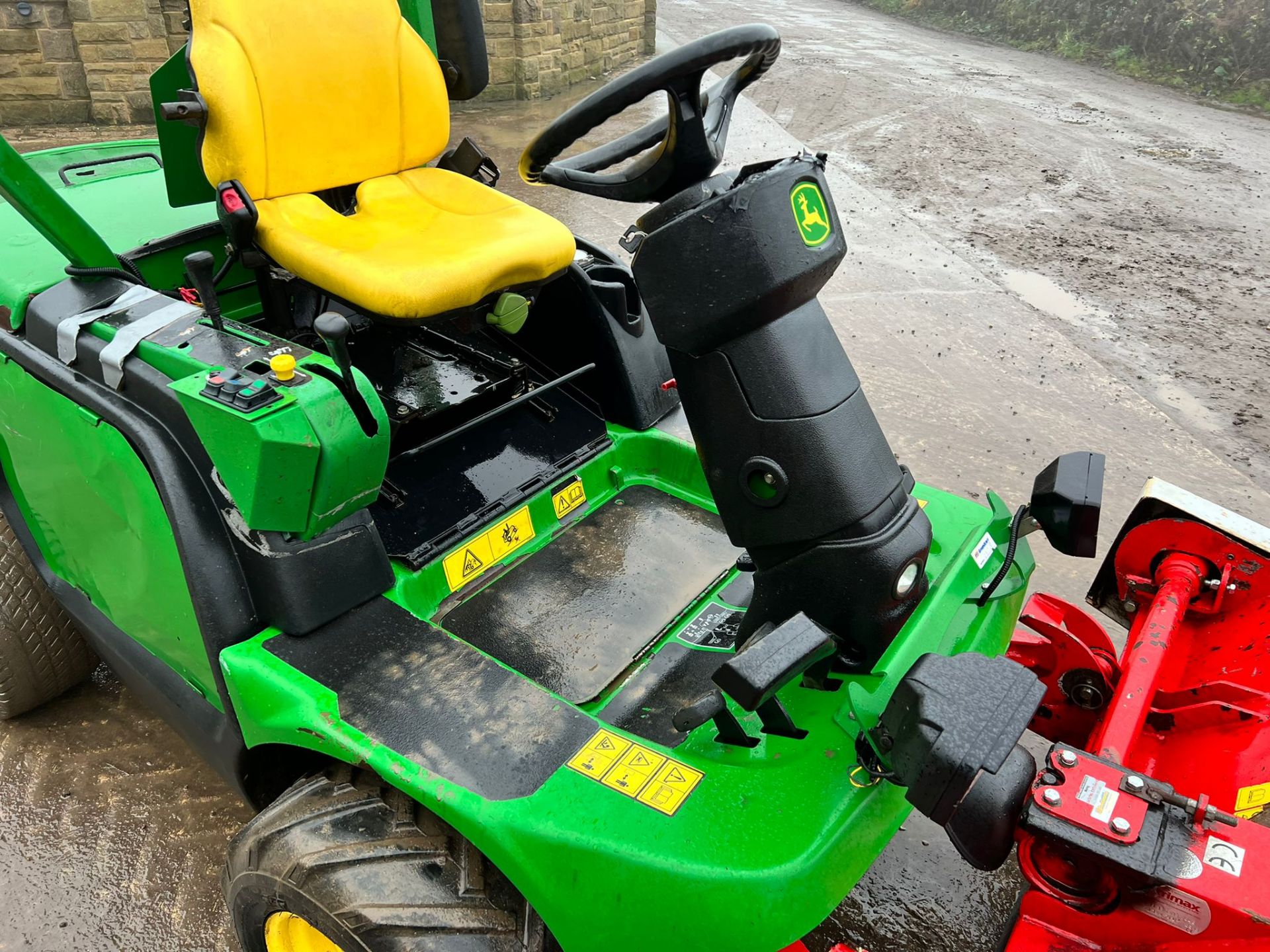 2009 JOHN DEERE 1445 4WD RIDE ON MOWER, RUNS DRIVES AND CUTS, SHOWING A LOW 3794 HOURS *PLUS VAT* - Image 8 of 13