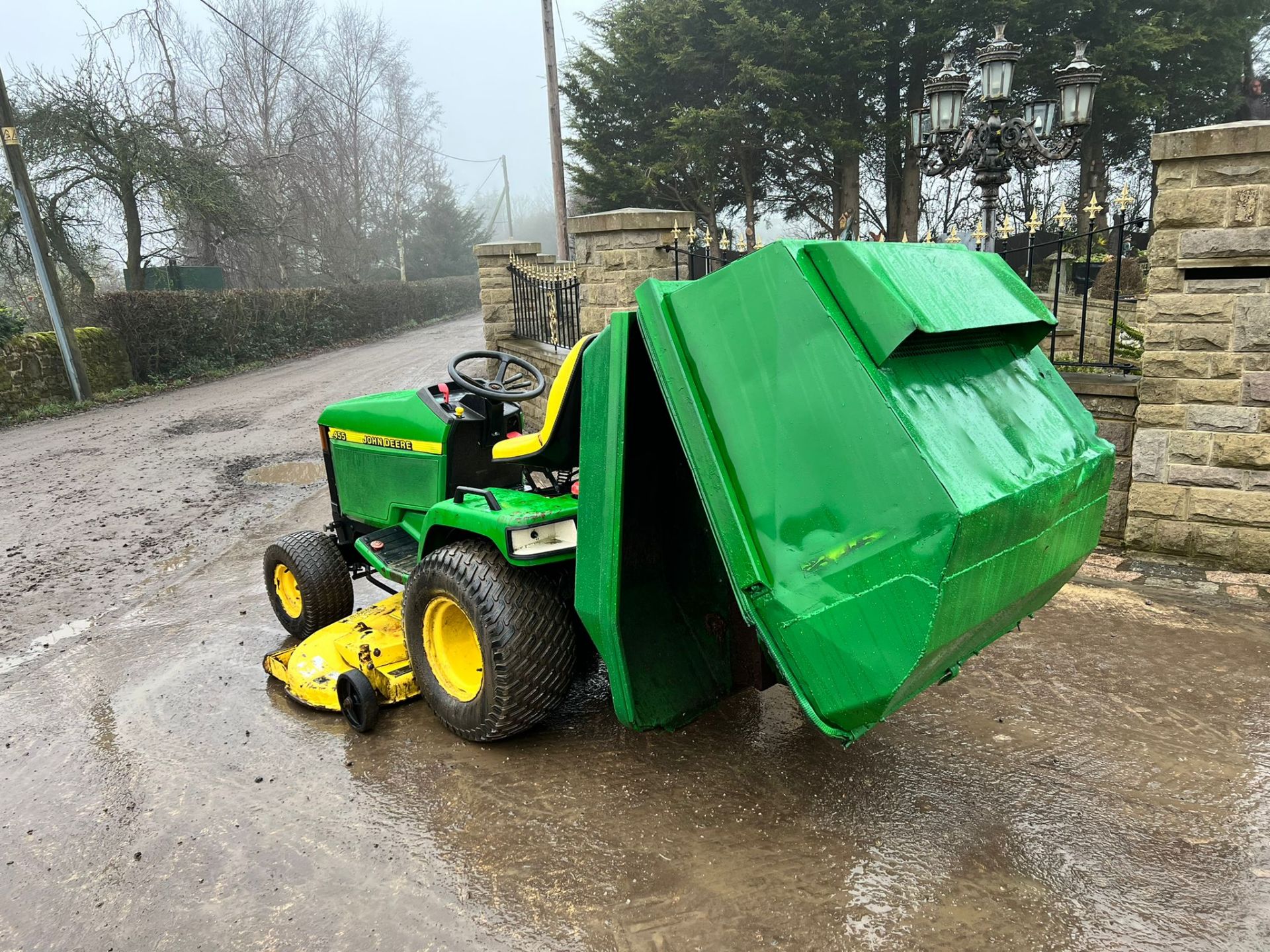 JOHN DEERE 455 22hp DIESEL RIDE ON MOWER WITH CLAMSHELL COLLECTOR, RUNS DRIVES AND CUTS *PLUS VAT* - Image 4 of 11