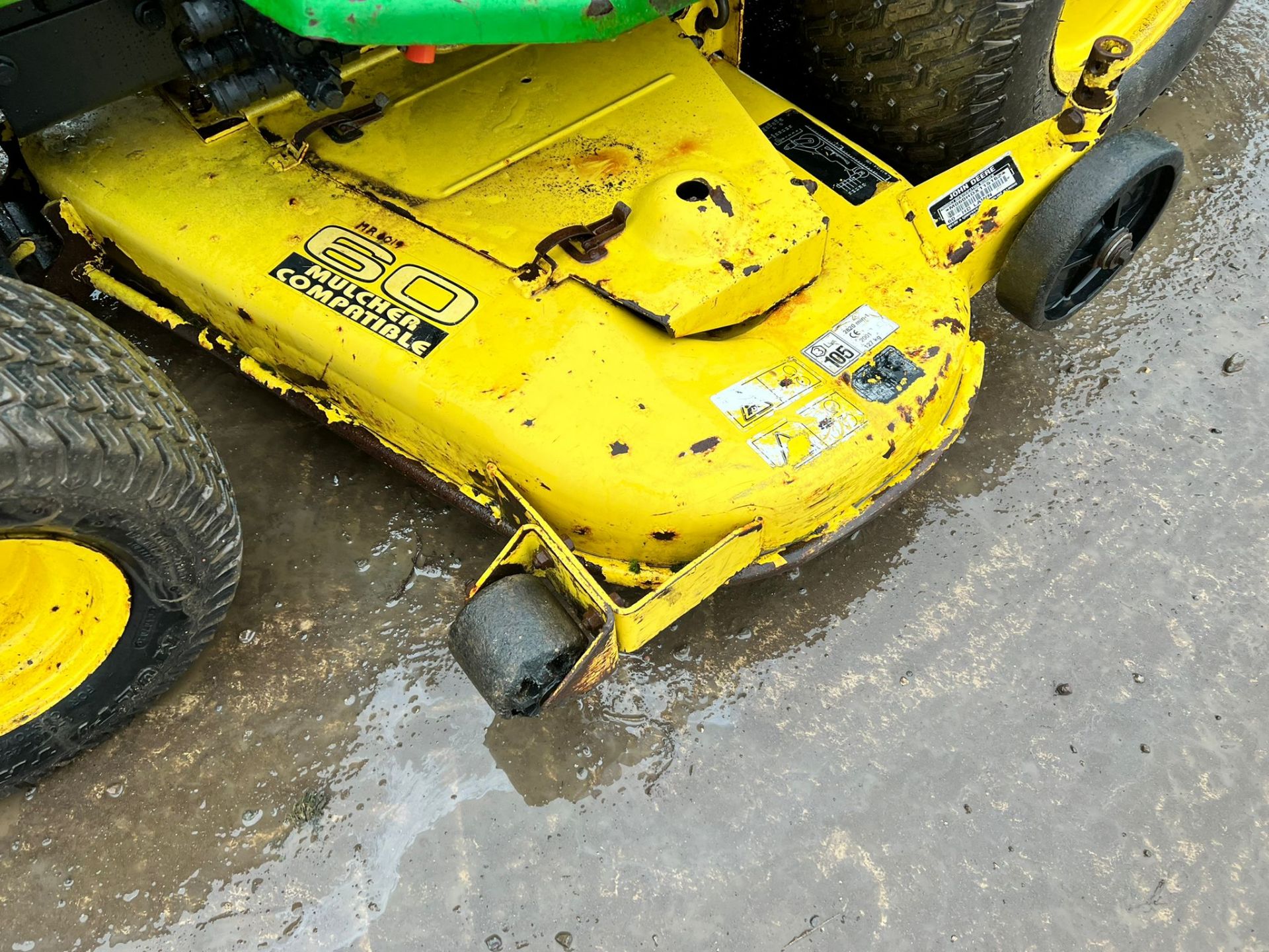 JOHN DEERE 455 22hp DIESEL RIDE ON MOWER WITH CLAMSHELL COLLECTOR, RUNS DRIVES AND CUTS *PLUS VAT* - Image 6 of 11