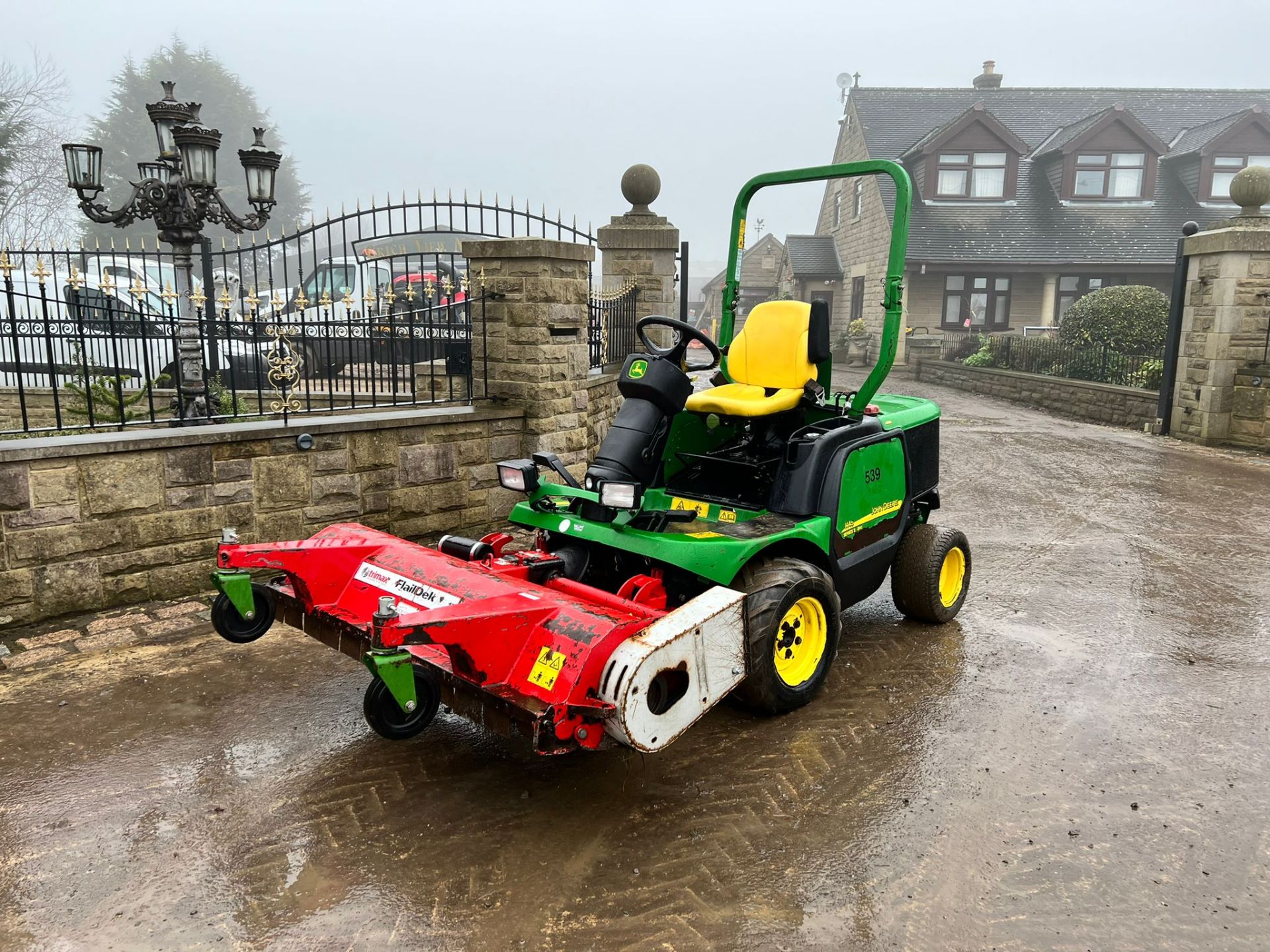 2009 JOHN DEERE 1445 4WD RIDE ON MOWER, RUNS DRIVES AND CUTS, SHOWING A LOW 3794 HOURS *PLUS VAT* - Image 2 of 13