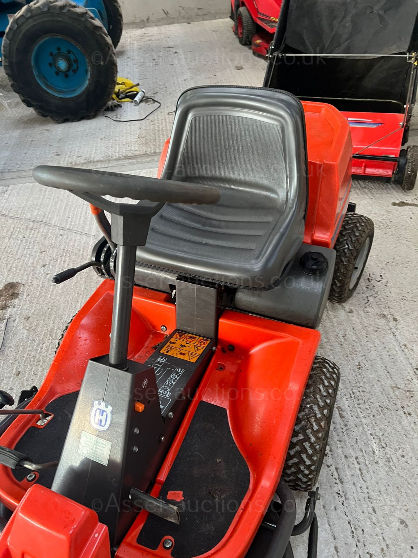 HUSQVARNA RIDER 13 RIDE ON LAWN MOWER, RUNS WORKS AND CUTS WELL, ONE OWNER FROM NEW *NO VAT* - Image 5 of 7