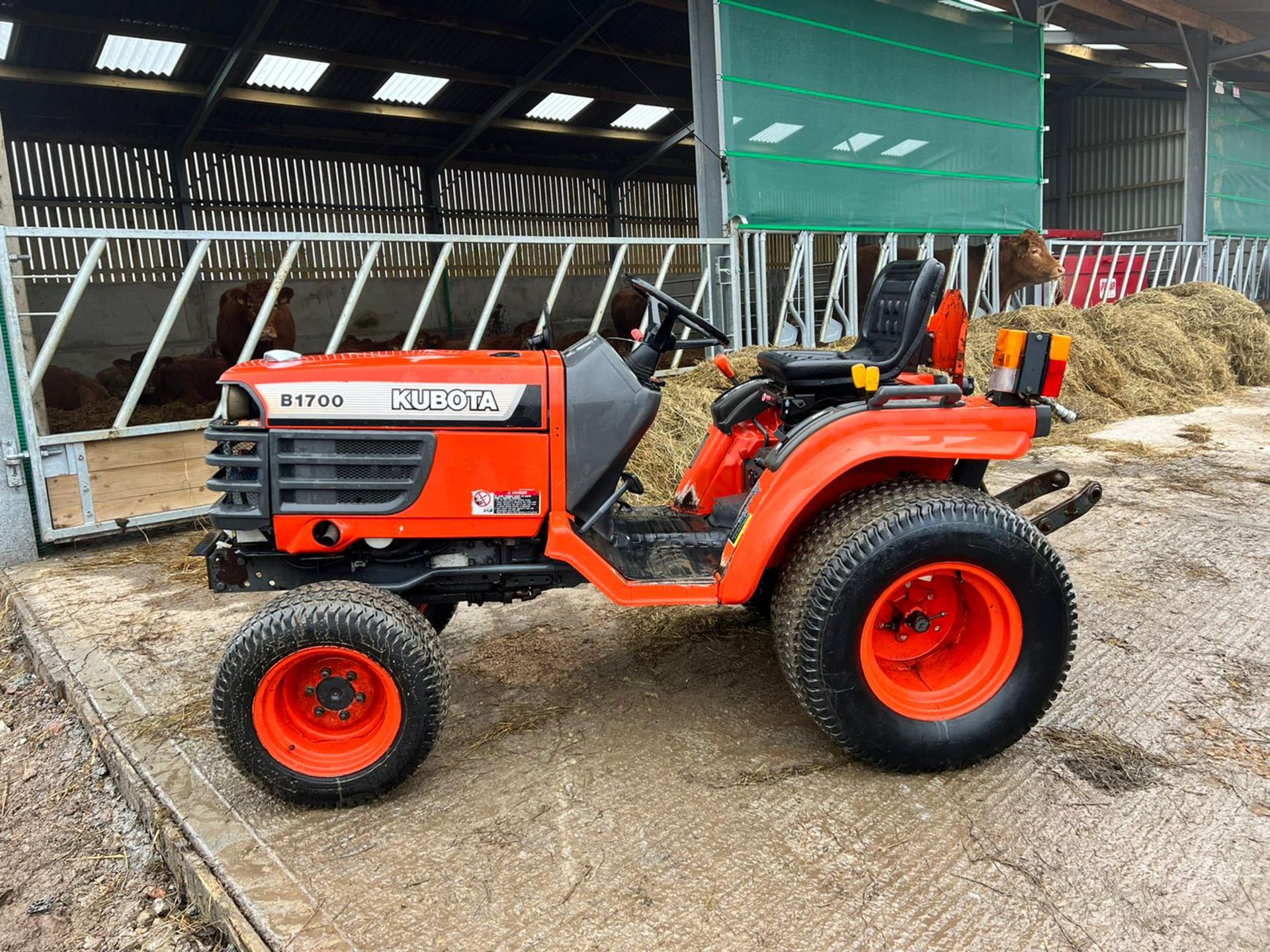 KUBOTA B1700 17hp 4WD COMPACT TRACTOR, RUNS DRIVES AND WORKS, SHOWING A LOW 2070 HOURS *PLUS VAT* - Image 4 of 16