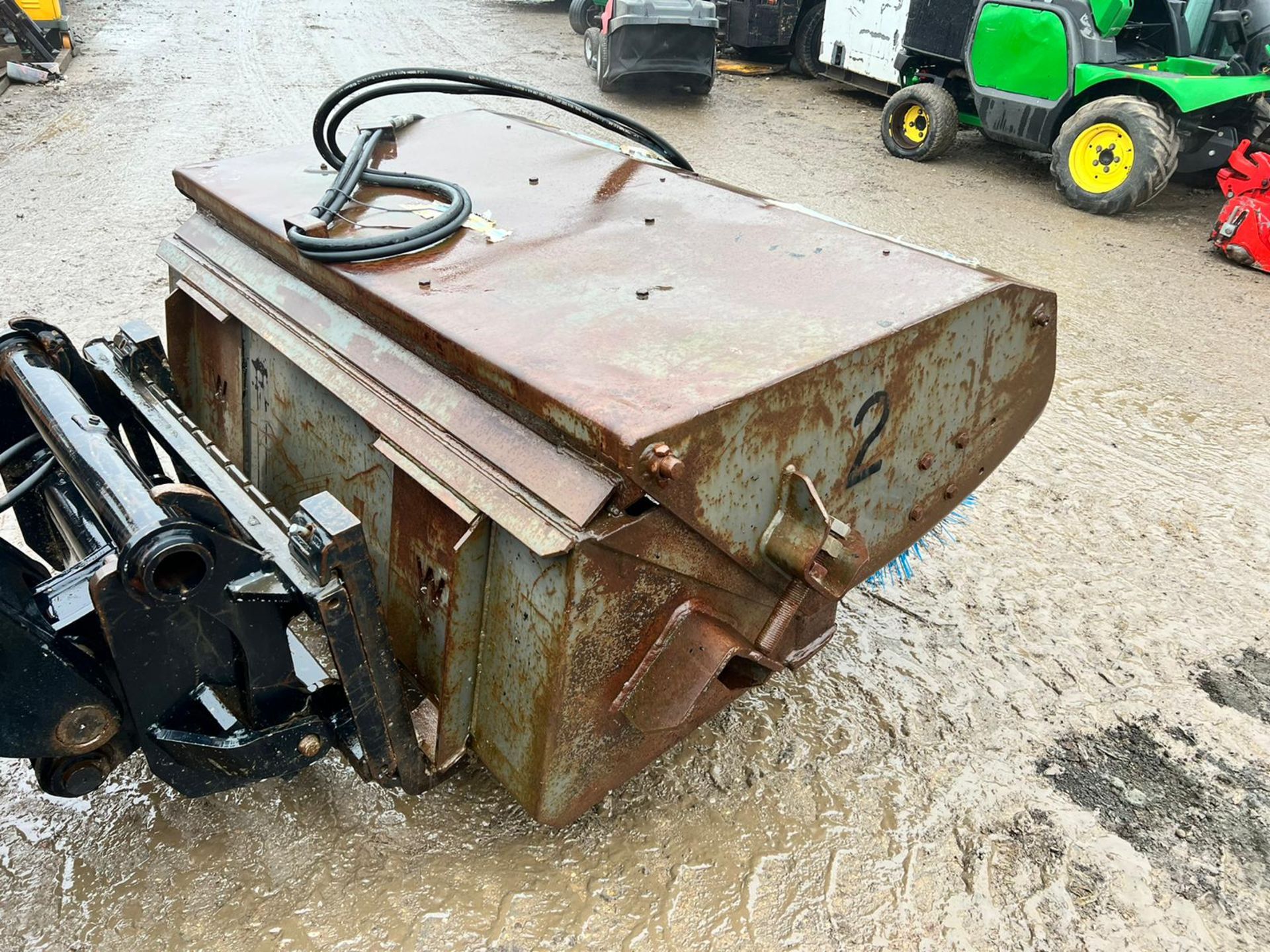 WHITES HYDRAULIC SWEEPER BUCKET, SUITABLE FOR SKIDSTEER, HYDRAULIC DRIVEN *PLUS VAT* - Image 3 of 9