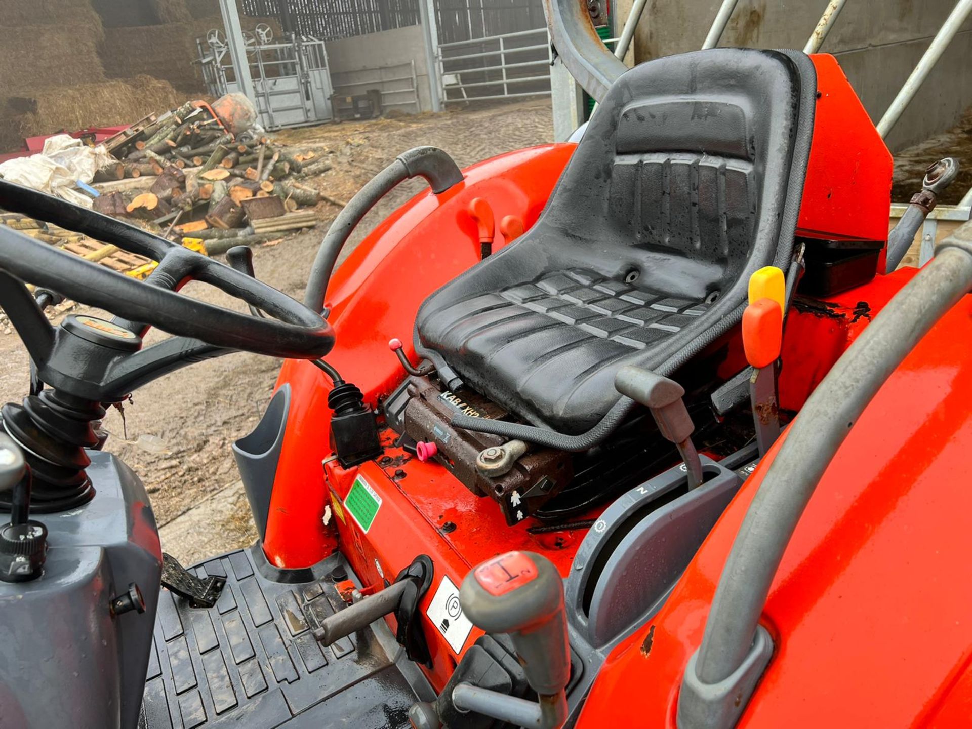 KIOTI CK25 25hp 4WD COMPACT TRACTOR WITH FRONT LOADER, RUND DRIVES AND LIFTS *PLUS VAT* - Image 9 of 15