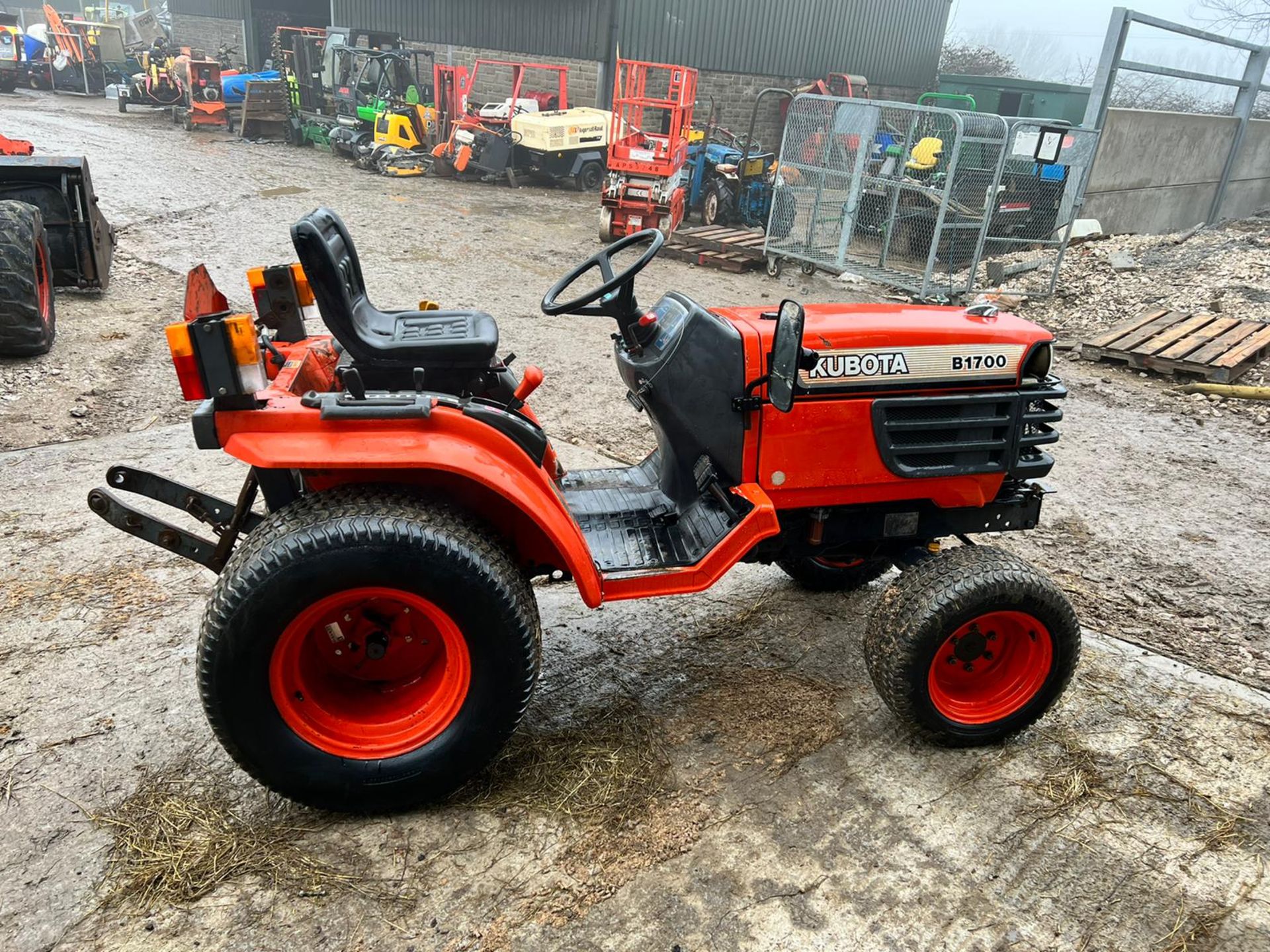 KUBOTA B1700 17hp 4WD COMPACT TRACTOR, RUNS DRIVES AND WORKS, SHOWING A LOW 2070 HOURS *PLUS VAT* - Image 9 of 16