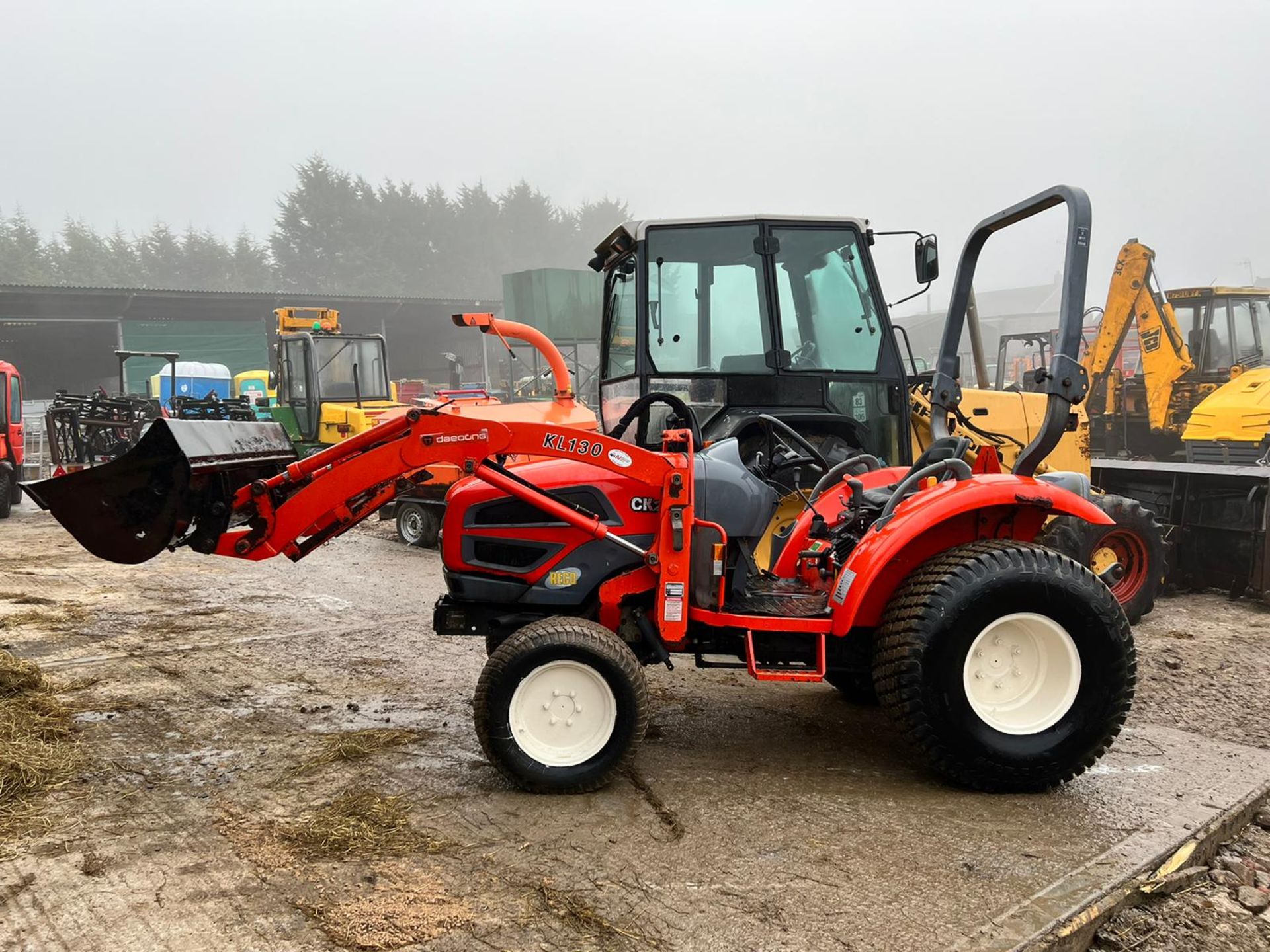 KIOTI CK25 25hp 4WD COMPACT TRACTOR WITH FRONT LOADER, RUND DRIVES AND LIFTS *PLUS VAT* - Image 3 of 15