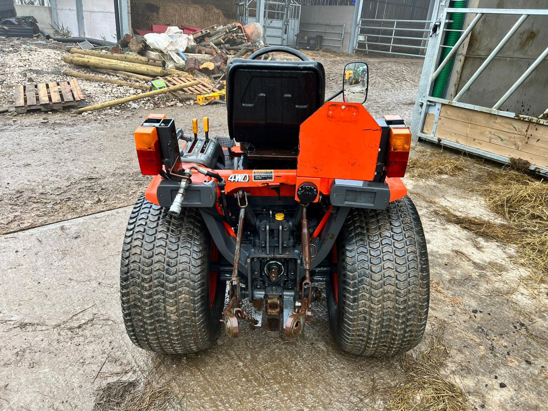 KUBOTA B1700 17hp 4WD COMPACT TRACTOR, RUNS DRIVES AND WORKS, SHOWING A LOW 2070 HOURS *PLUS VAT* - Image 6 of 16