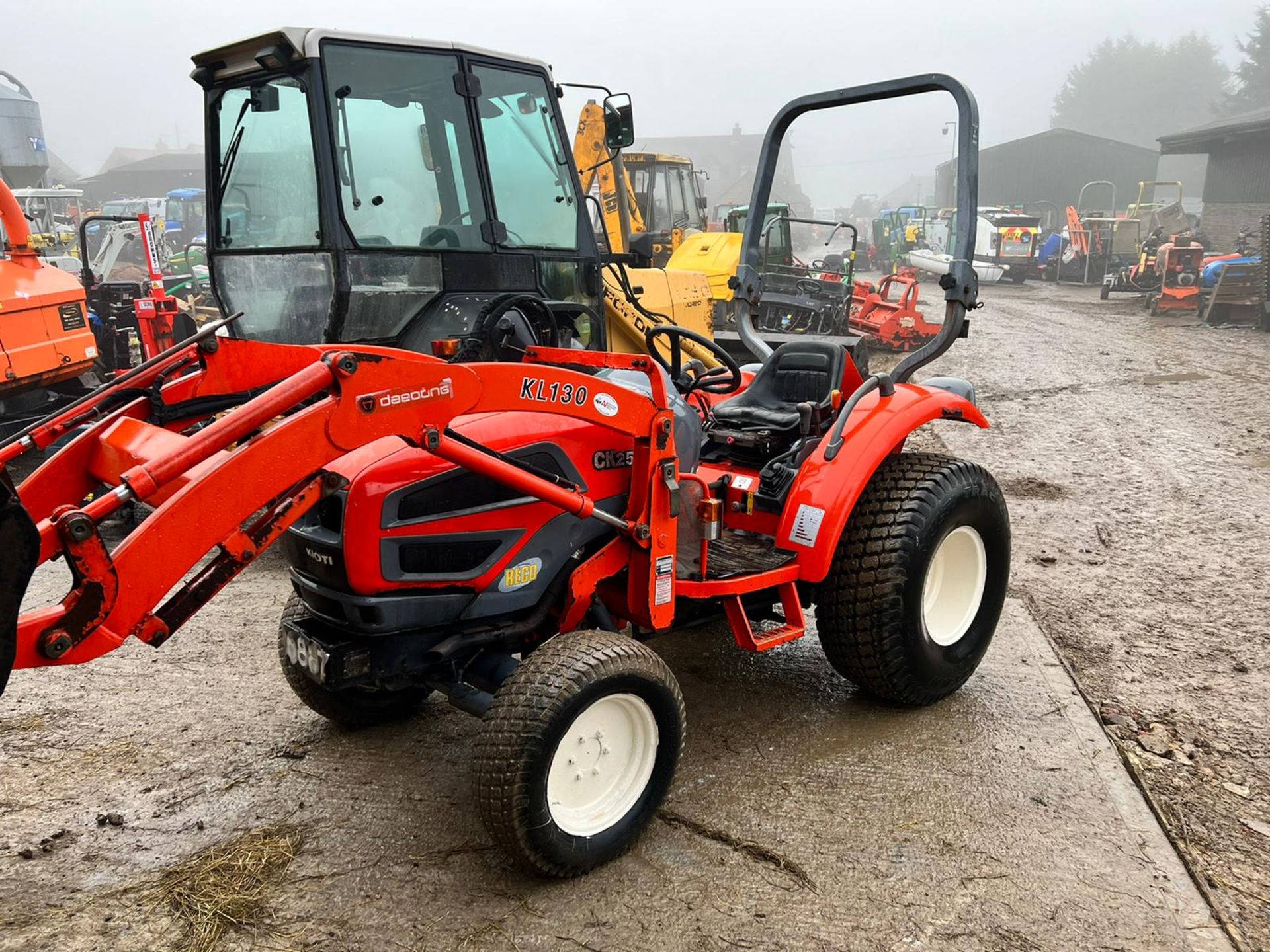 KIOTI CK25 25hp 4WD COMPACT TRACTOR WITH FRONT LOADER, RUND DRIVES AND LIFTS *PLUS VAT* - Image 2 of 15