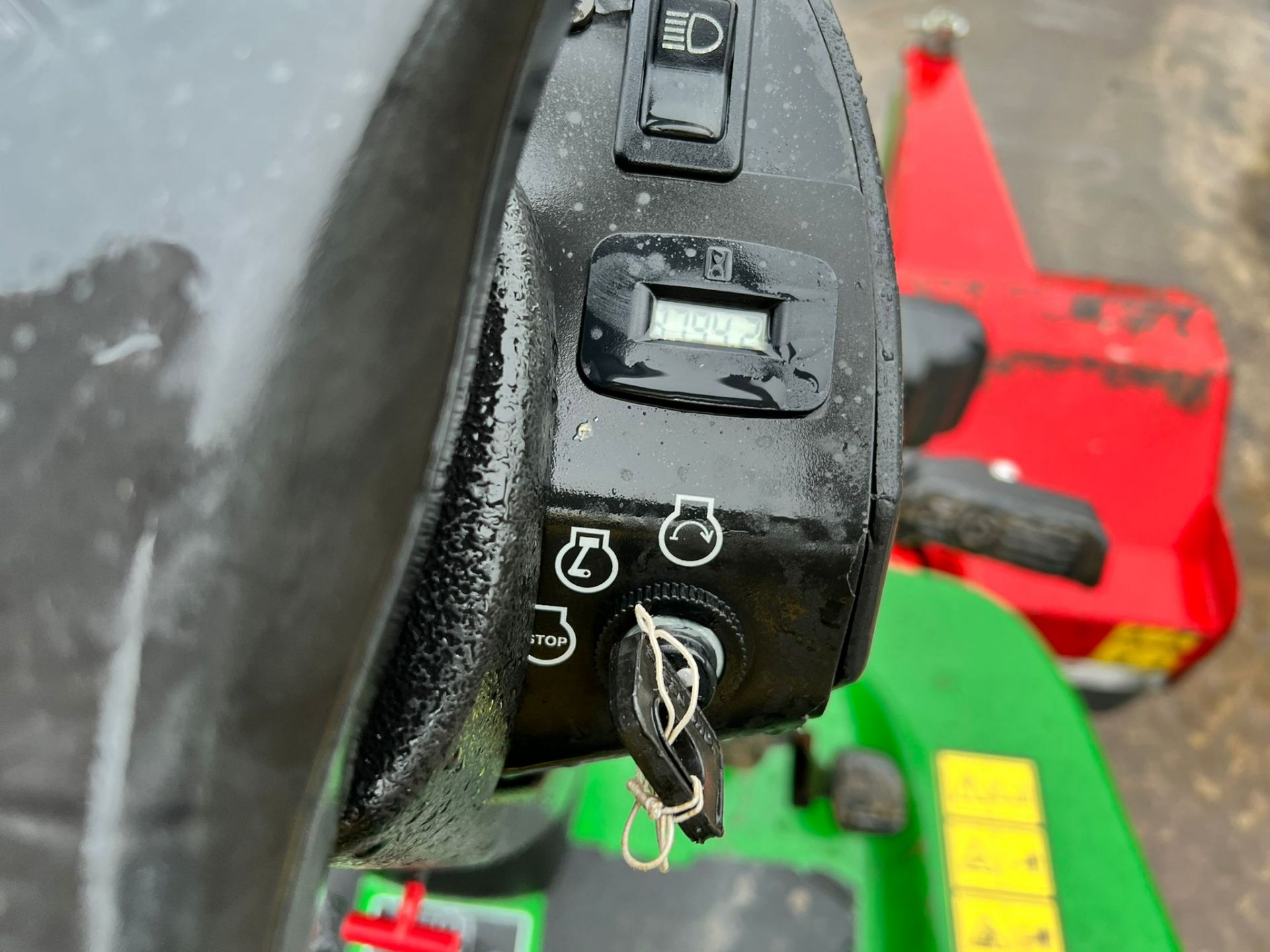2009 JOHN DEERE 1445 4WD RIDE ON MOWER, RUNS DRIVES AND CUTS, SHOWING A LOW 3794 HOURS *PLUS VAT* - Image 9 of 13
