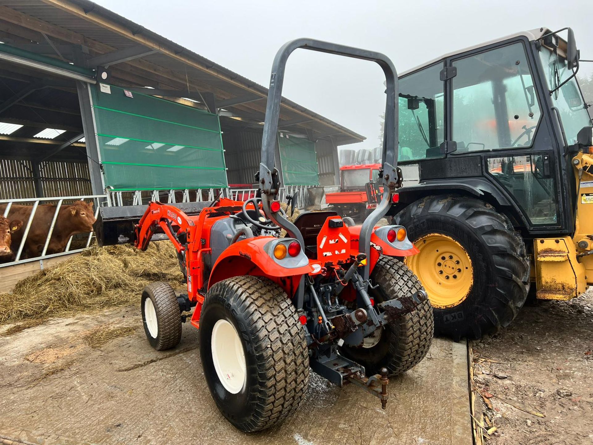 KIOTI CK25 25hp 4WD COMPACT TRACTOR WITH FRONT LOADER, RUND DRIVES AND LIFTS *PLUS VAT* - Image 4 of 15