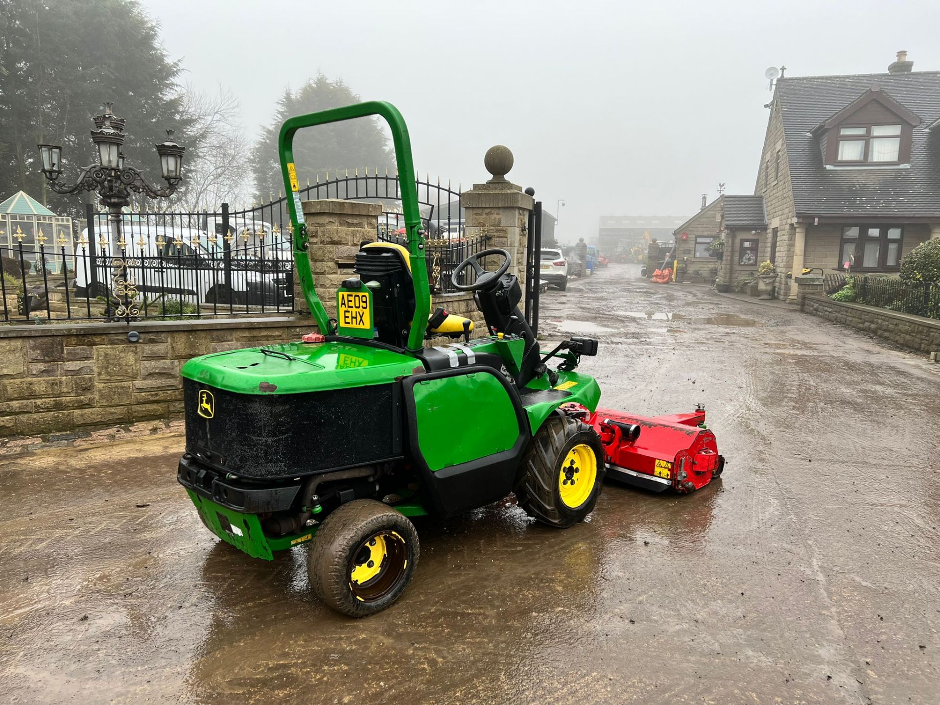 2009 JOHN DEERE 1445 4WD RIDE ON MOWER, RUNS DRIVES AND CUTS, SHOWING A LOW 3794 HOURS *PLUS VAT* - Image 5 of 13