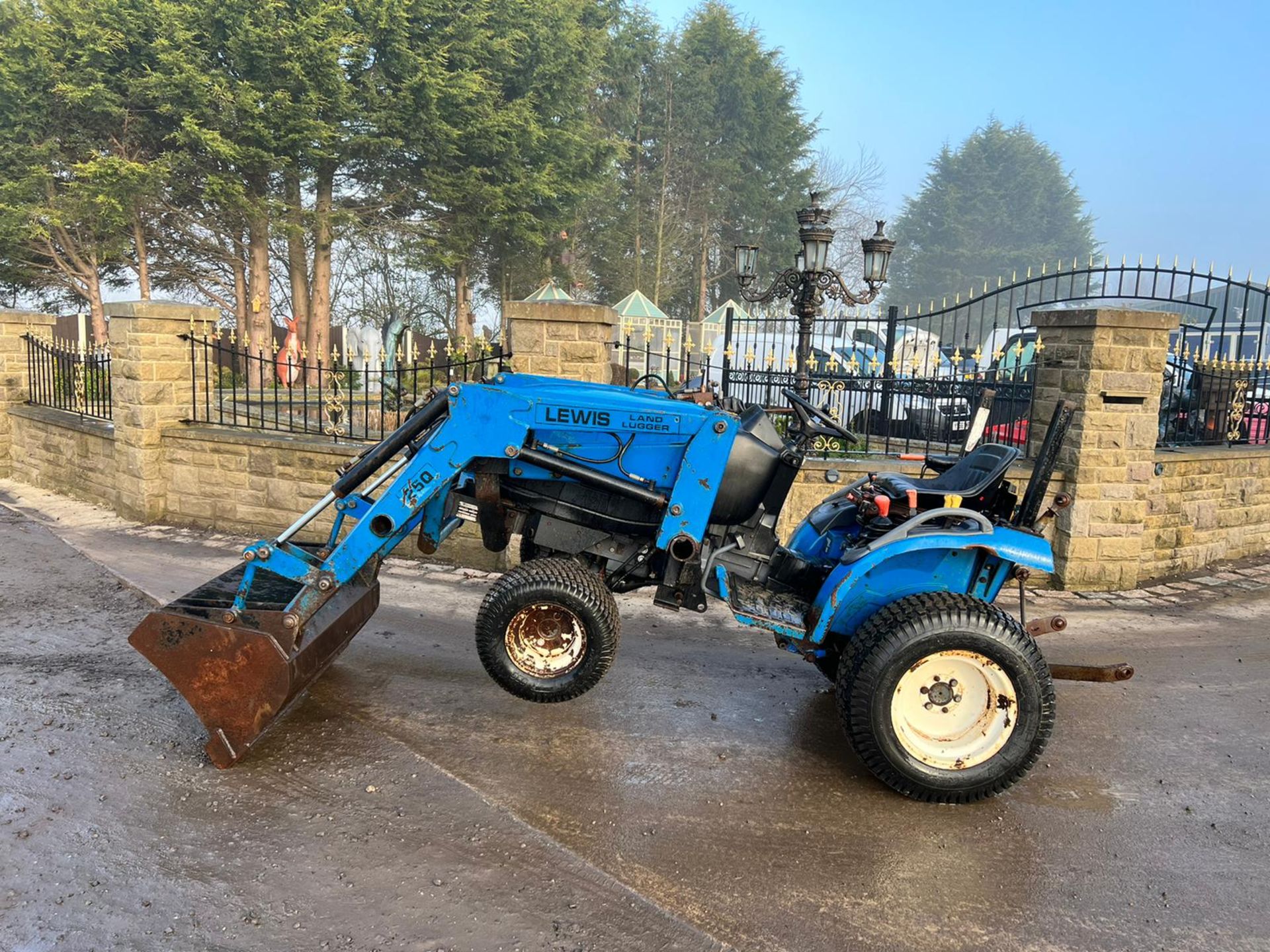 NEW HOLLAND TC21D 4WD COMPACT TRACTOR WITH FRONT LOADER AND BUCKET *PLUS VAT* - Image 2 of 18