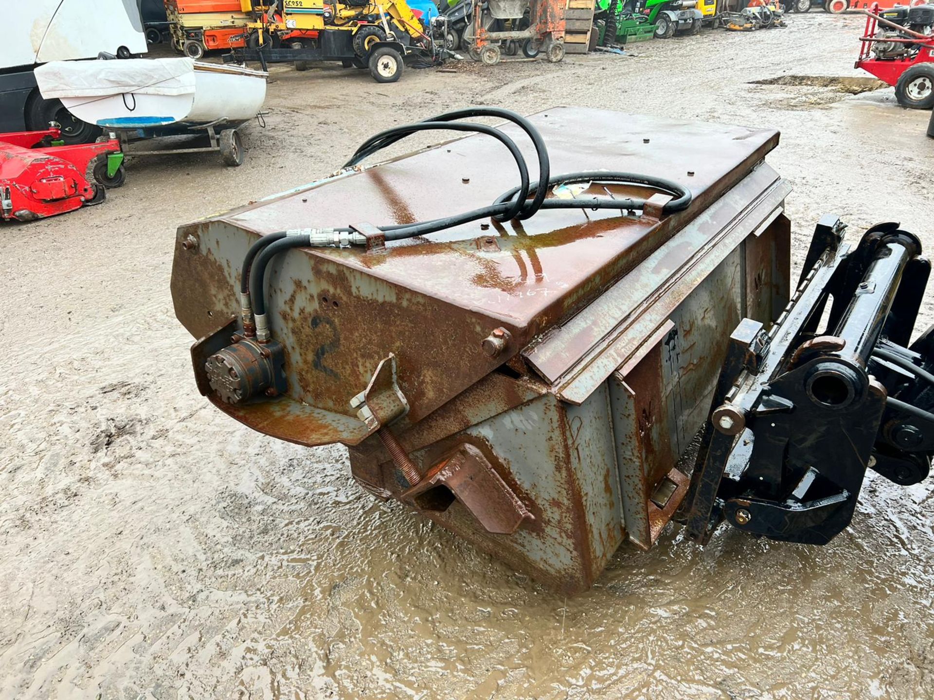 WHITES HYDRAULIC SWEEPER BUCKET, SUITABLE FOR SKIDSTEER, HYDRAULIC DRIVEN *PLUS VAT* - Image 4 of 9
