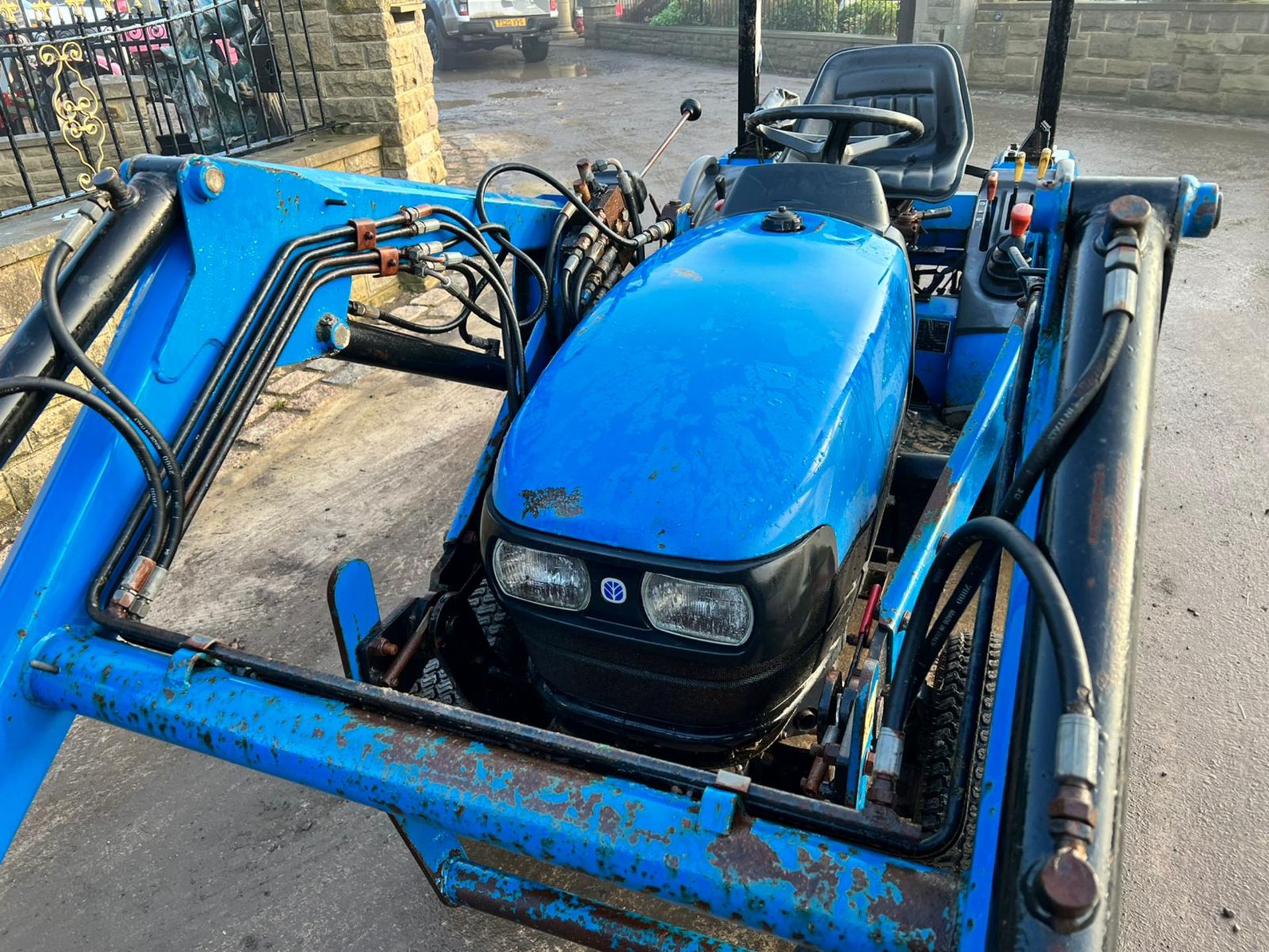 NEW HOLLAND TC21D 4WD COMPACT TRACTOR WITH FRONT LOADER AND BUCKET *PLUS VAT* - Image 9 of 18