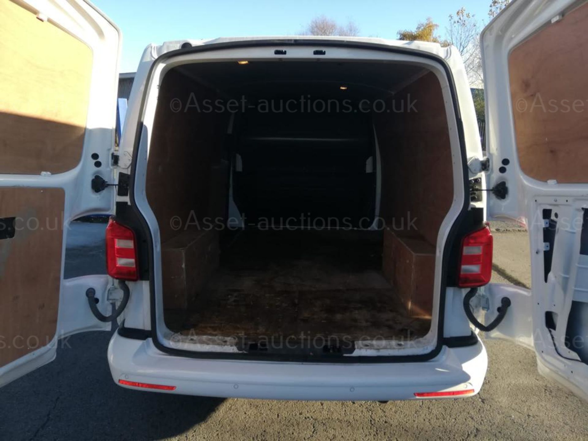 2017 VOLKSWAGEN TRANSPORTER T30 H-LN TDI WHITE PANEL VAN, 2.0 DIESEL, 128K MILES *PLUS VAT* - Image 9 of 12