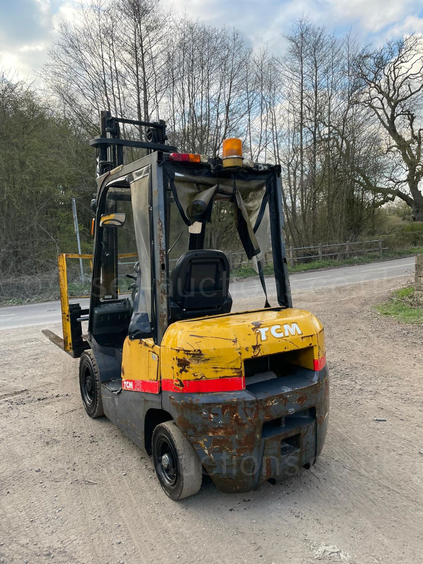 TCM 2.5TON FORKLIFT, RUNS DRIVES AND LIFTS, YEAR 2007, STILL IN DAILY USE *PLUS VAT* - Image 2 of 6