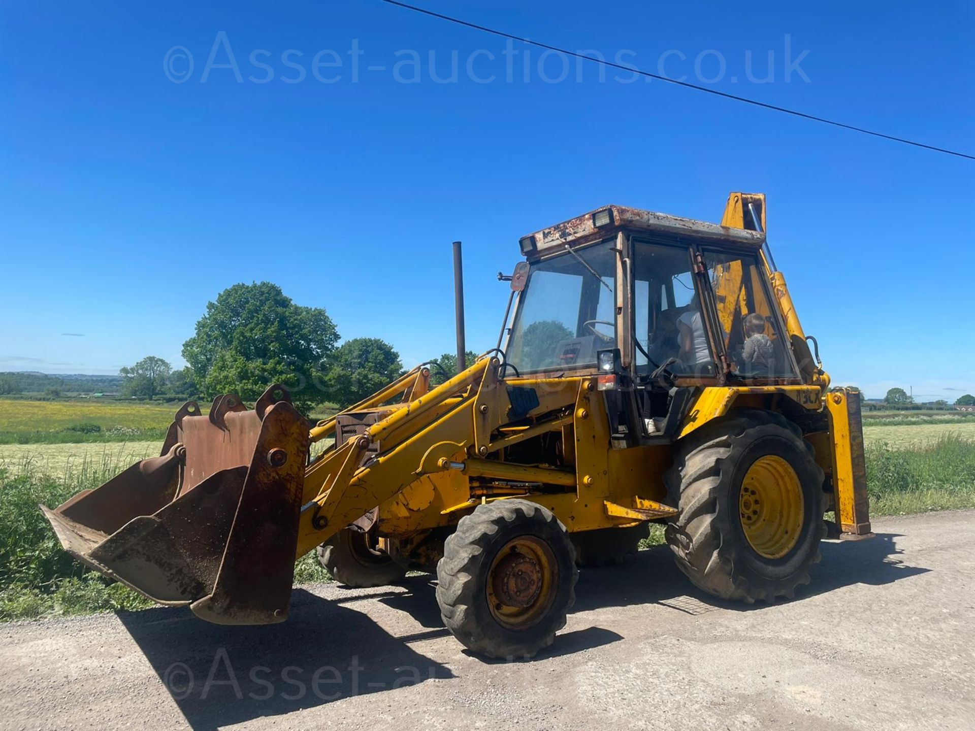 JCB 3CX FRONT LOADER BACKO, 4 WHEEL DRIVE, 4 IN ONE BUCKET, 4 SPEED FORWARDS, AND REVERSE *PLUS VAT* - Image 3 of 5