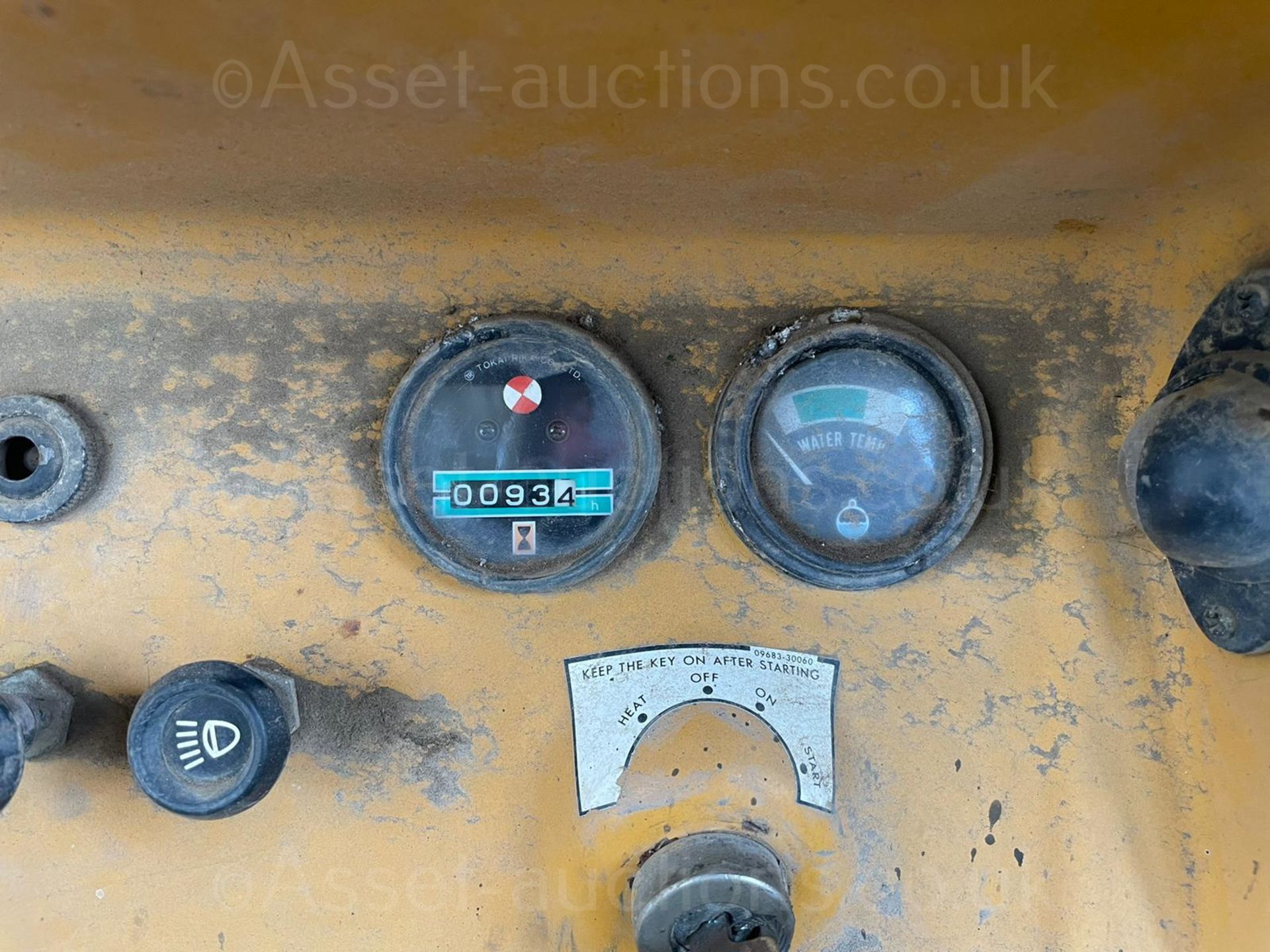 KOMATSU D31S DOZER, RUNS AND WORKS, 4 IN 1 BUCKET *PLUS VAT* - Image 4 of 7