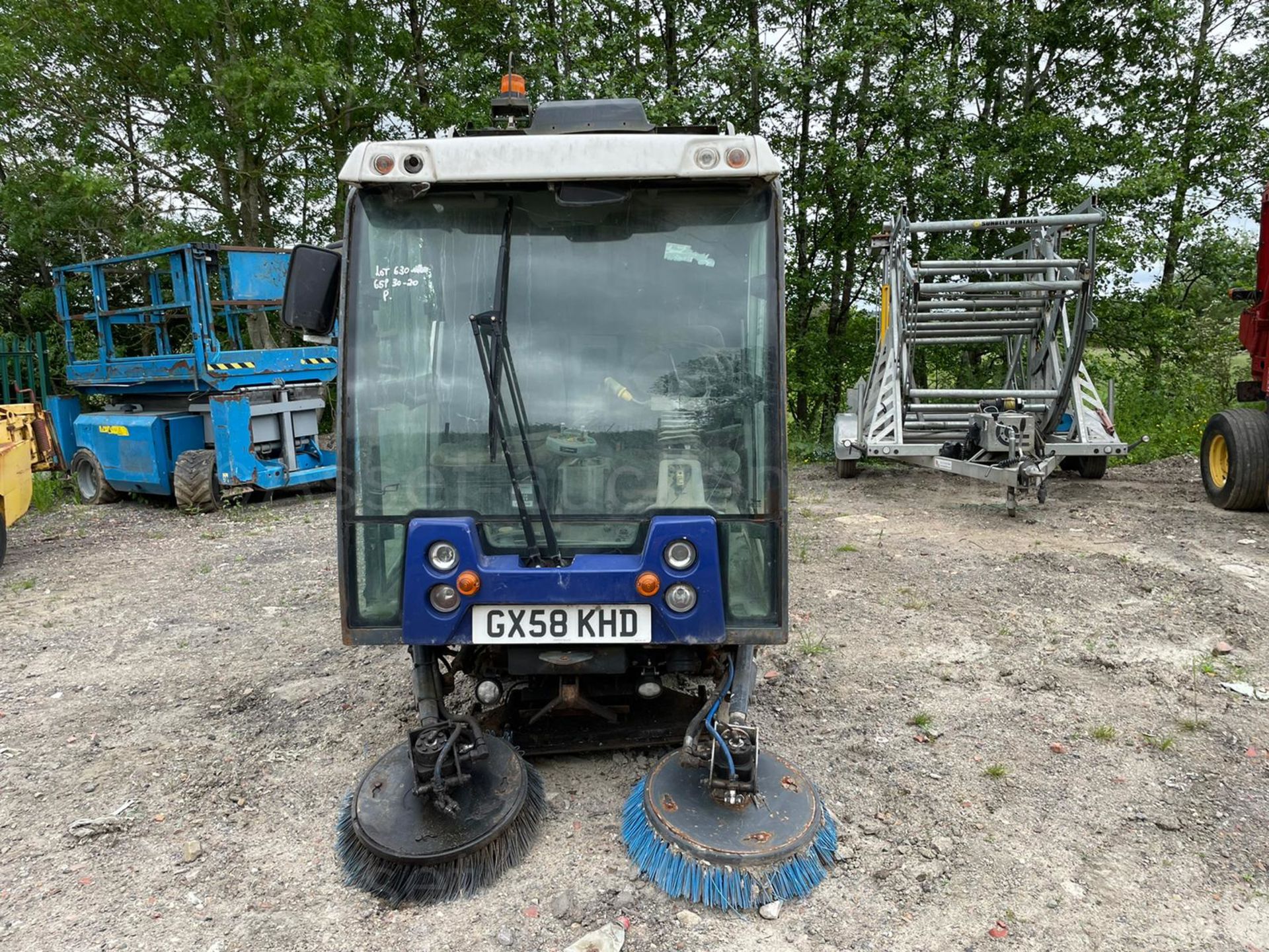 2008/58 JOHNSTON 142A 101T SWEEPER, LOADING IS NO ISSUE, 4 CYLINDER VM MOTOR ENGINE *PLUS VAT* - Image 2 of 12