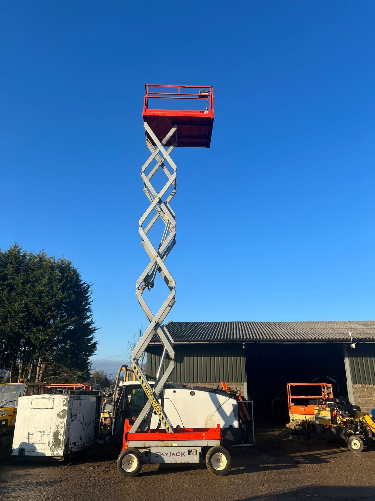 SKYJACK SJ832 SCISSOR LIFT, 10 METRE WORKING HEIGHT, 350 RECORDED HOURS, DRIVES AND LIFTS *NO VAT*