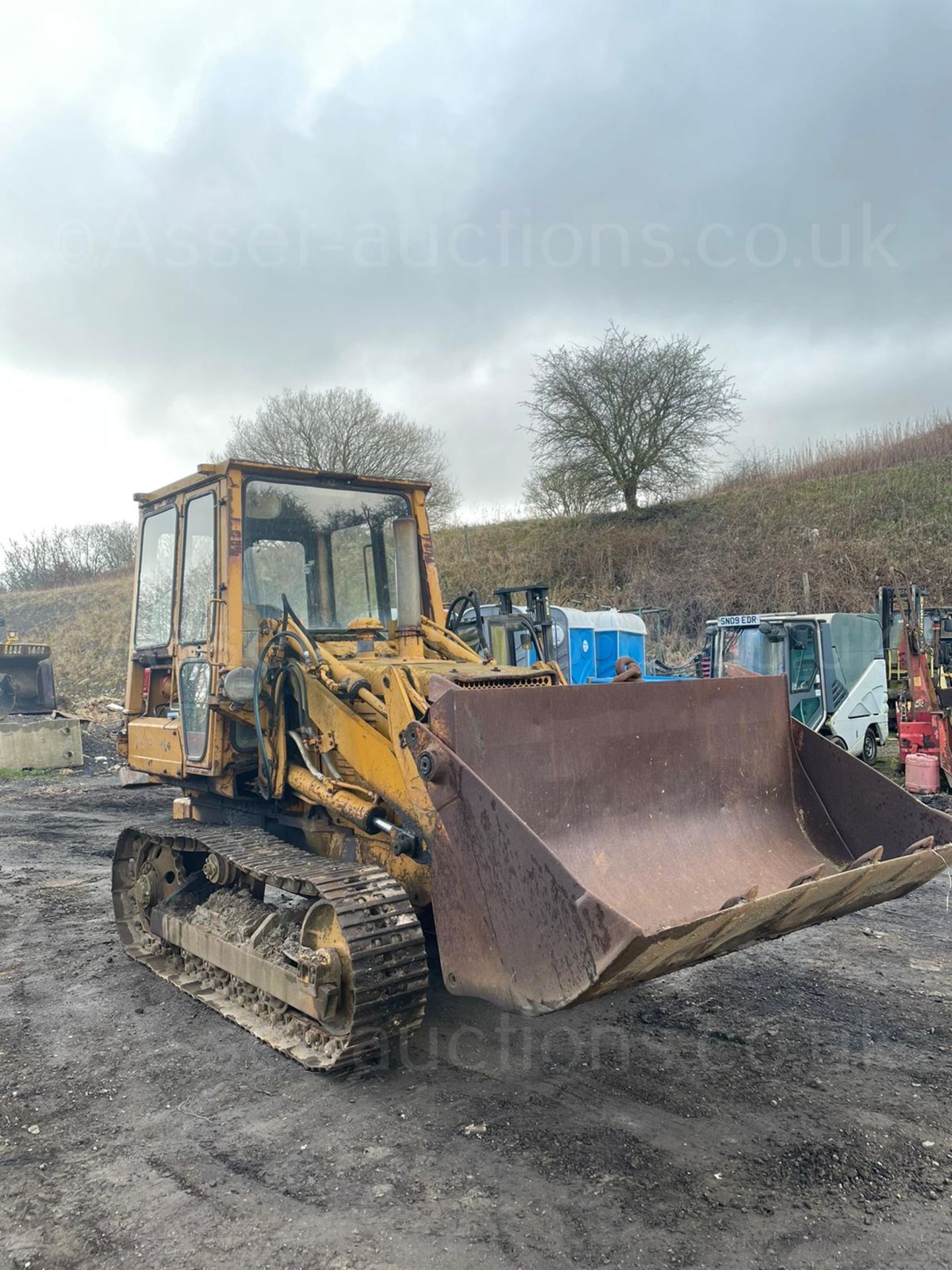 KOMATSU D31S DOZER, RUNS AND WORKS, 4 IN 1 BUCKET *PLUS VAT* - Image 2 of 7