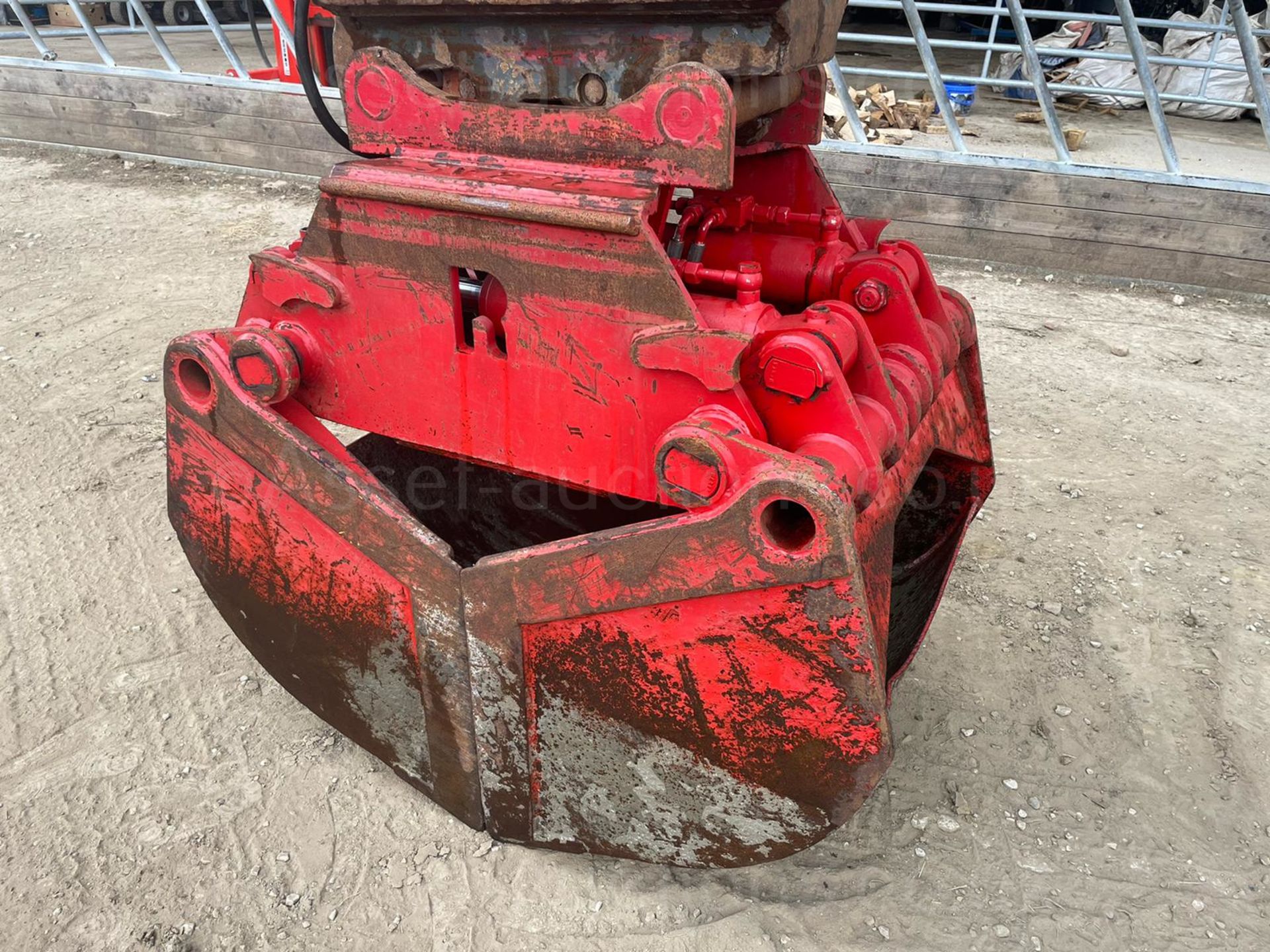 HYDRAULIC RED SHELL GRAB, SUITABLE FOR A LARGE EXCAVATOR, HYDRAULIC DRIVEN, 65mm PINS *PLUS VAT* - Image 2 of 8