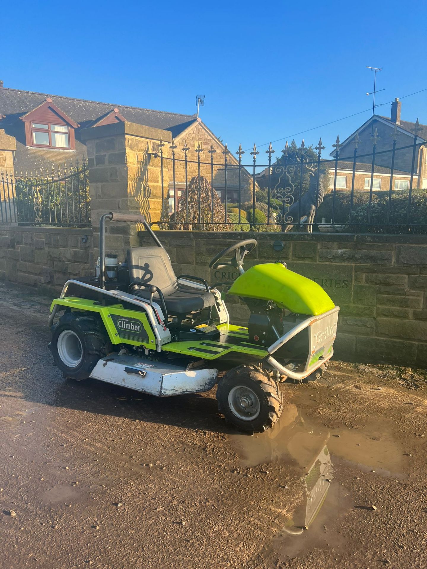 GRILLO CLIMBER 921 MOWER, RUNS WORKS AND CUTS, 21hp BRIGGS AND STRATTON VANGUARD ENGINE *NO VAT*