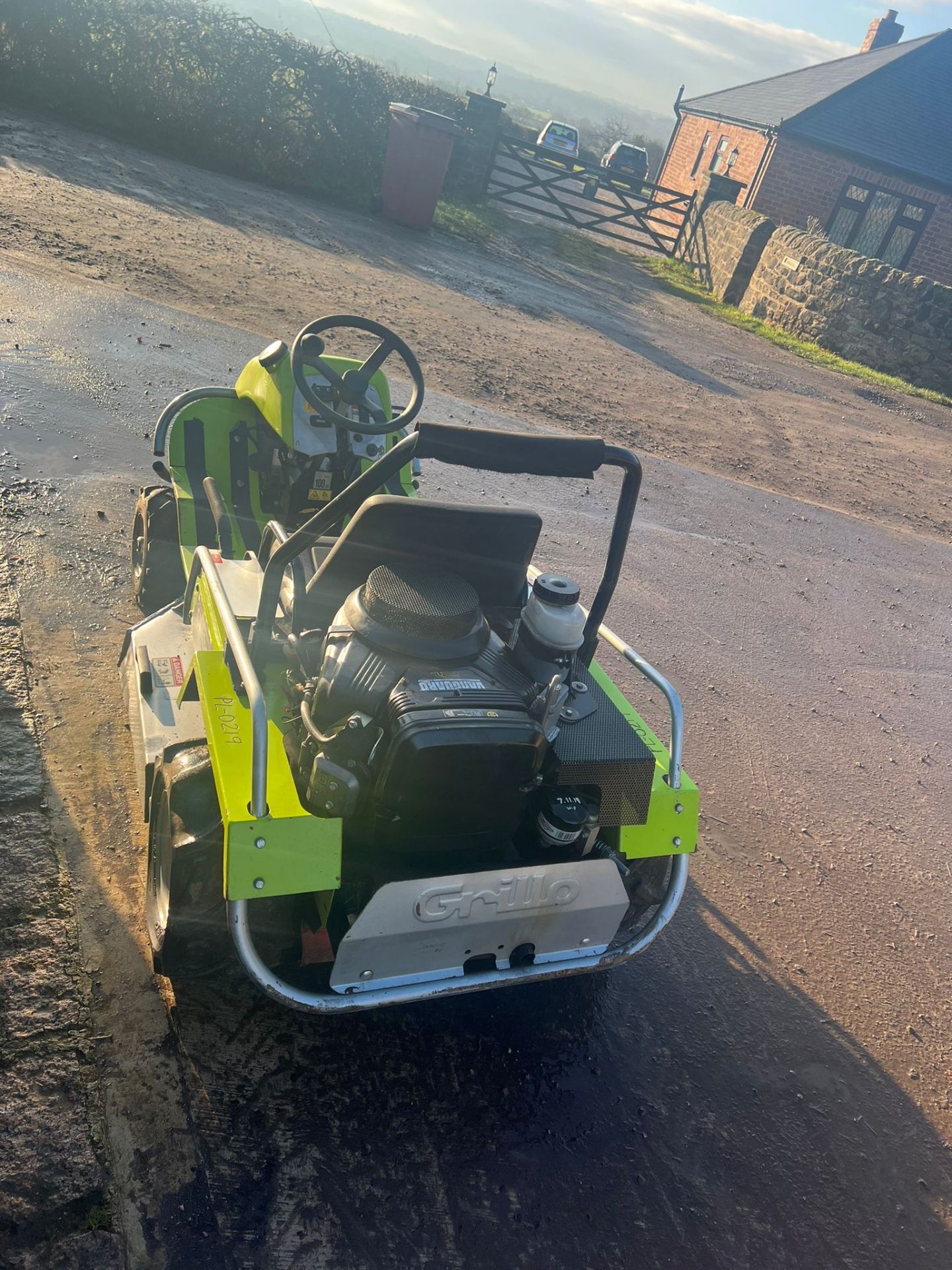 GRILLO CLIMBER 921 MOWER, RUNS WORKS AND CUTS, 21hp BRIGGS AND STRATTON VANGUARD ENGINE *NO VAT* - Image 4 of 7