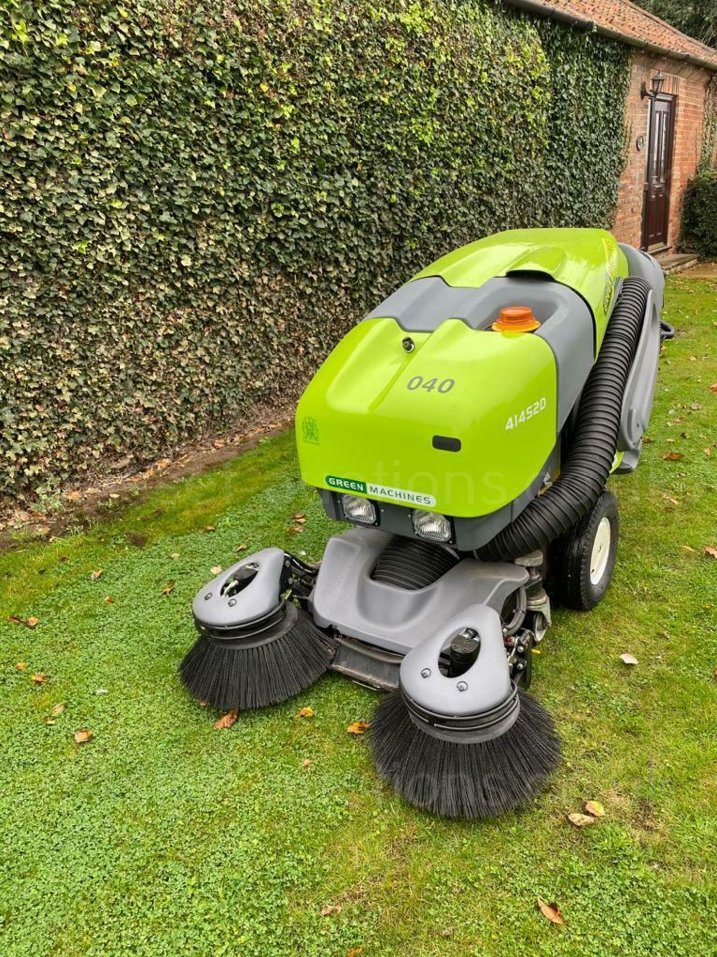 TENNANT GREEN MACHINE MODEL: 414S2D PEDESTRIAN SWEEPER/ COLLECTOR, GENUINE 7 HOURS FROM NEW - Image 3 of 11