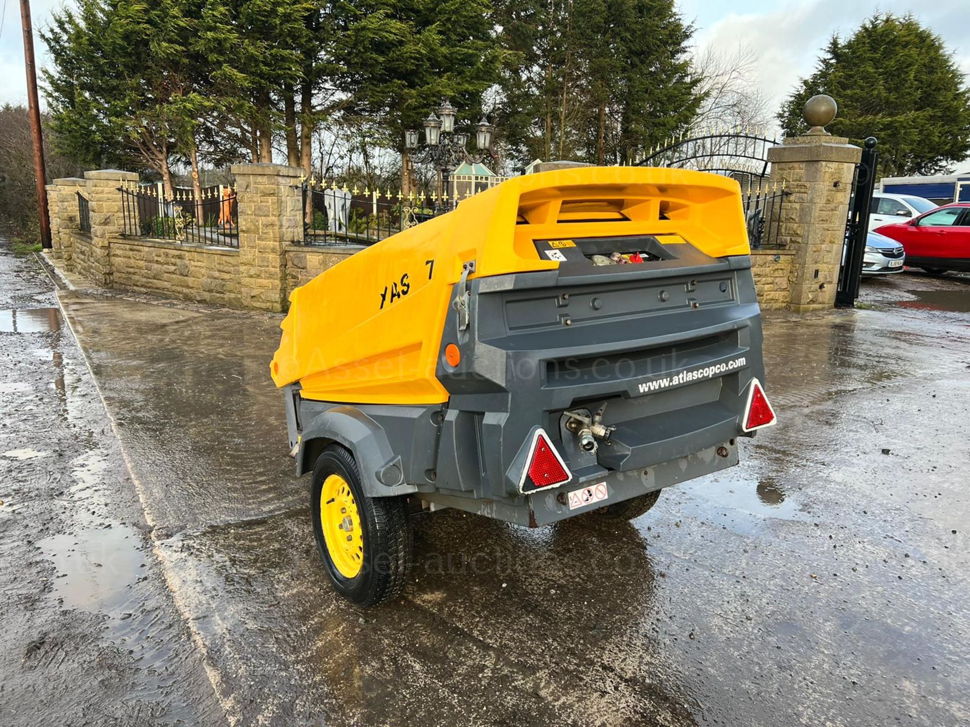 2008 ATLAS COPCO XAS77 DD PE SINGLE AXLE COMPRESSOR, RUNS AND MAKES AIR, SHOWING A LOW 730 HOURS - Image 5 of 15