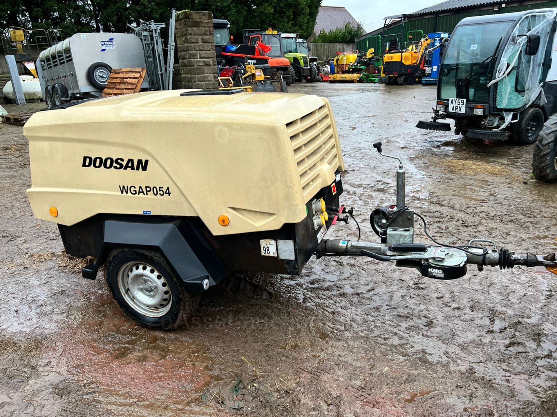 2013 DOOSAN 731E SINGLE AXLE COMPRESSOR GENERATOR, SHOWING A LOW 666 HOURS *PLUS VAT*