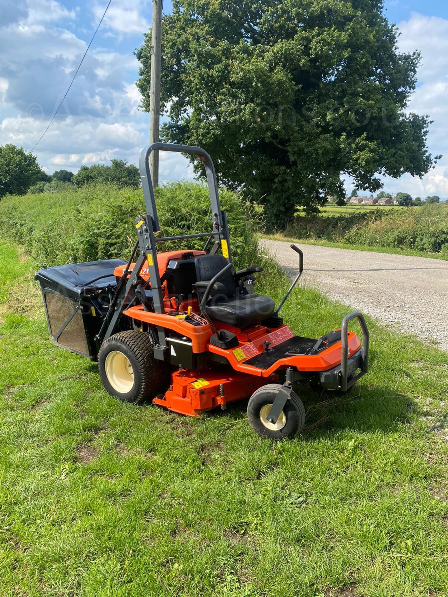2015 KUBOTA GZD21 HIGH TIP ZERO TURN MOWER, SOLD NEW MID 2017, SHOWING A LOW 203 HOURS *PLUS VAT* - Image 2 of 16