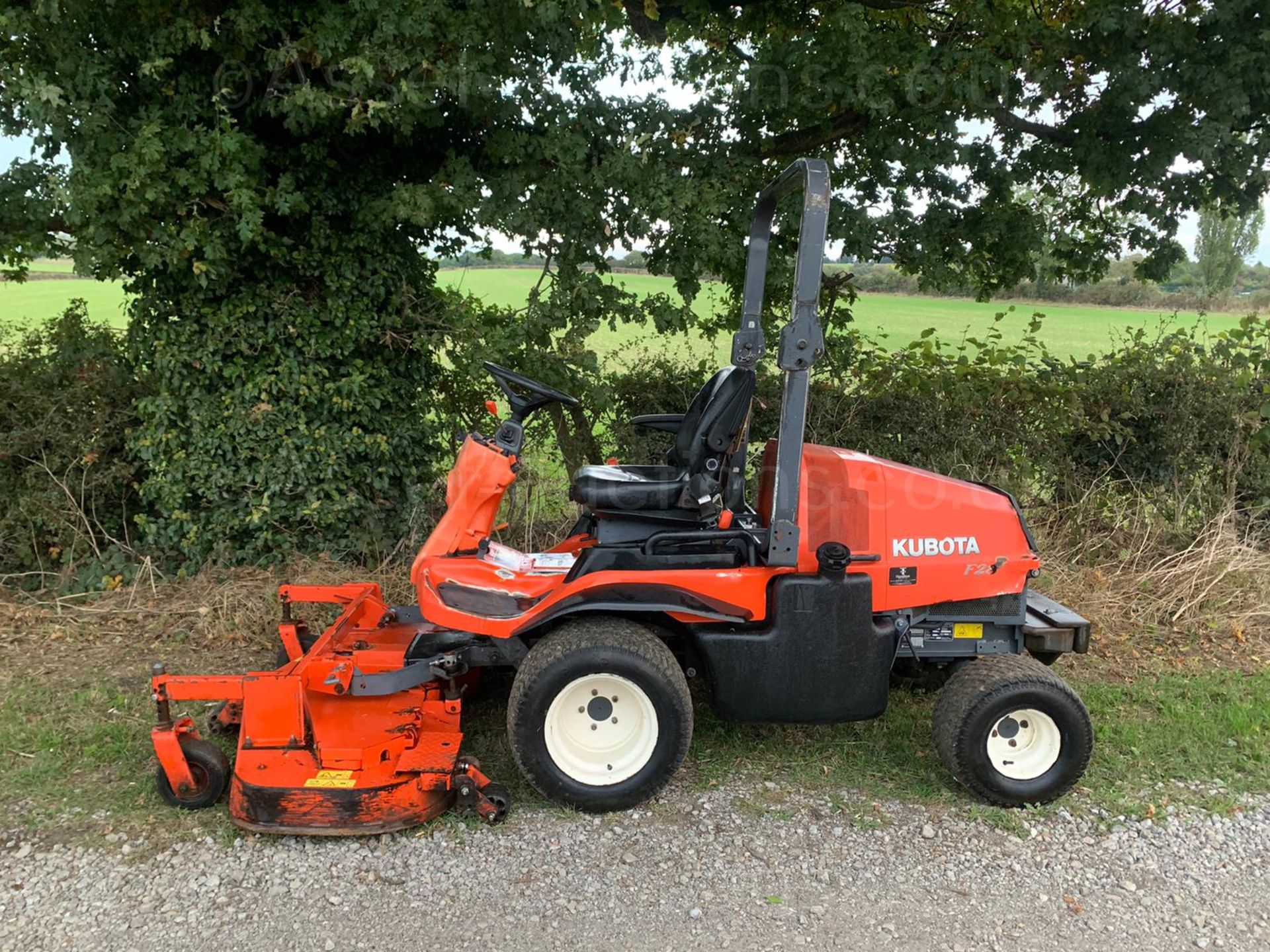 KUBOTA F2880 DIESEL RIDE ON MOWER, RUNS DRIVES AND CUTS, SHOWING A LOW 2640 HOURS *PLUS VAT* - Image 8 of 20