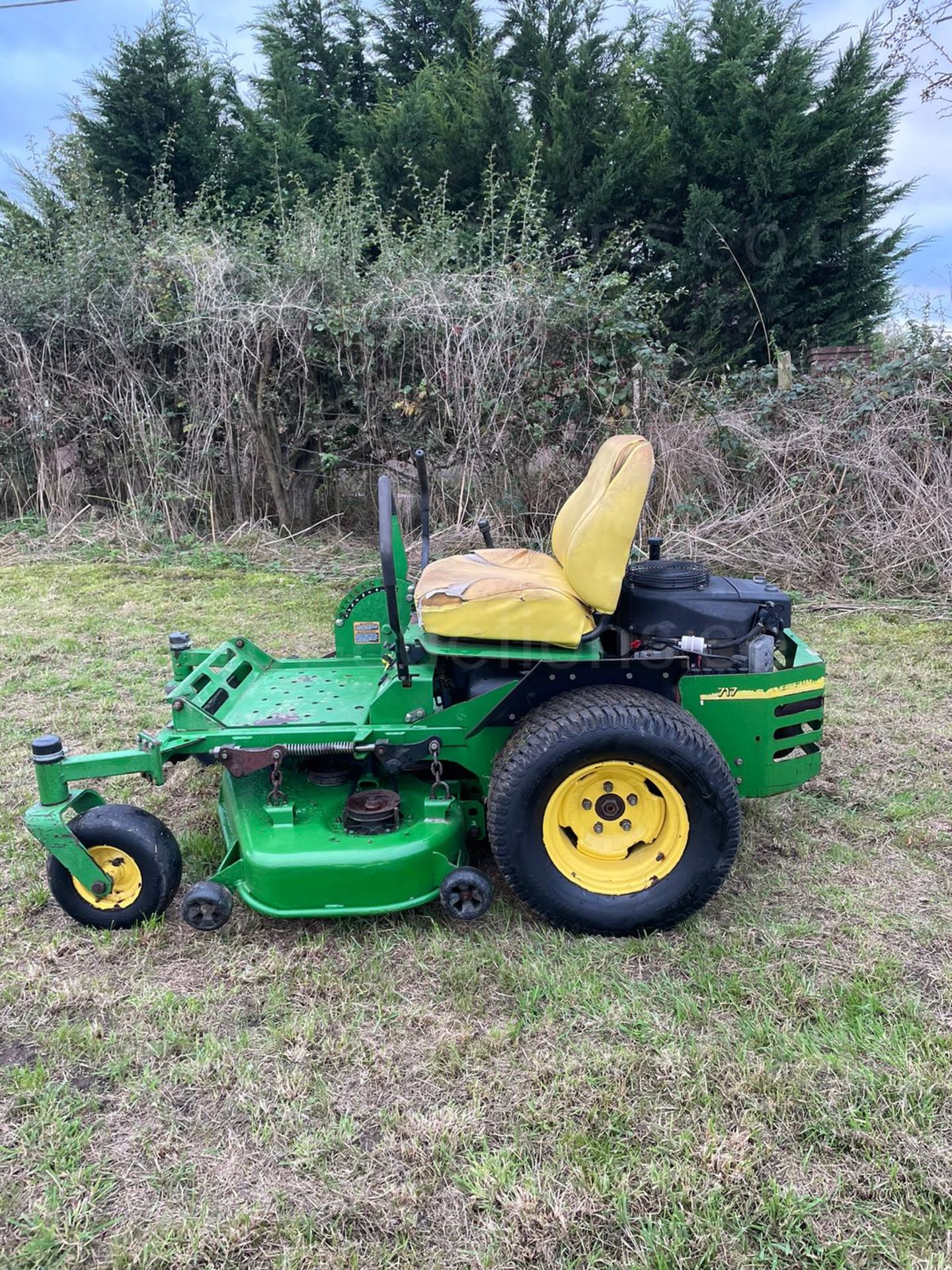 JOHN DEERE 717 Z-TRAK ZERO TURN RIDE ON LAWN MOWER, RUNS DRIVES AND CUTS, SHOWING A LOW 336 HOURS - Image 10 of 18