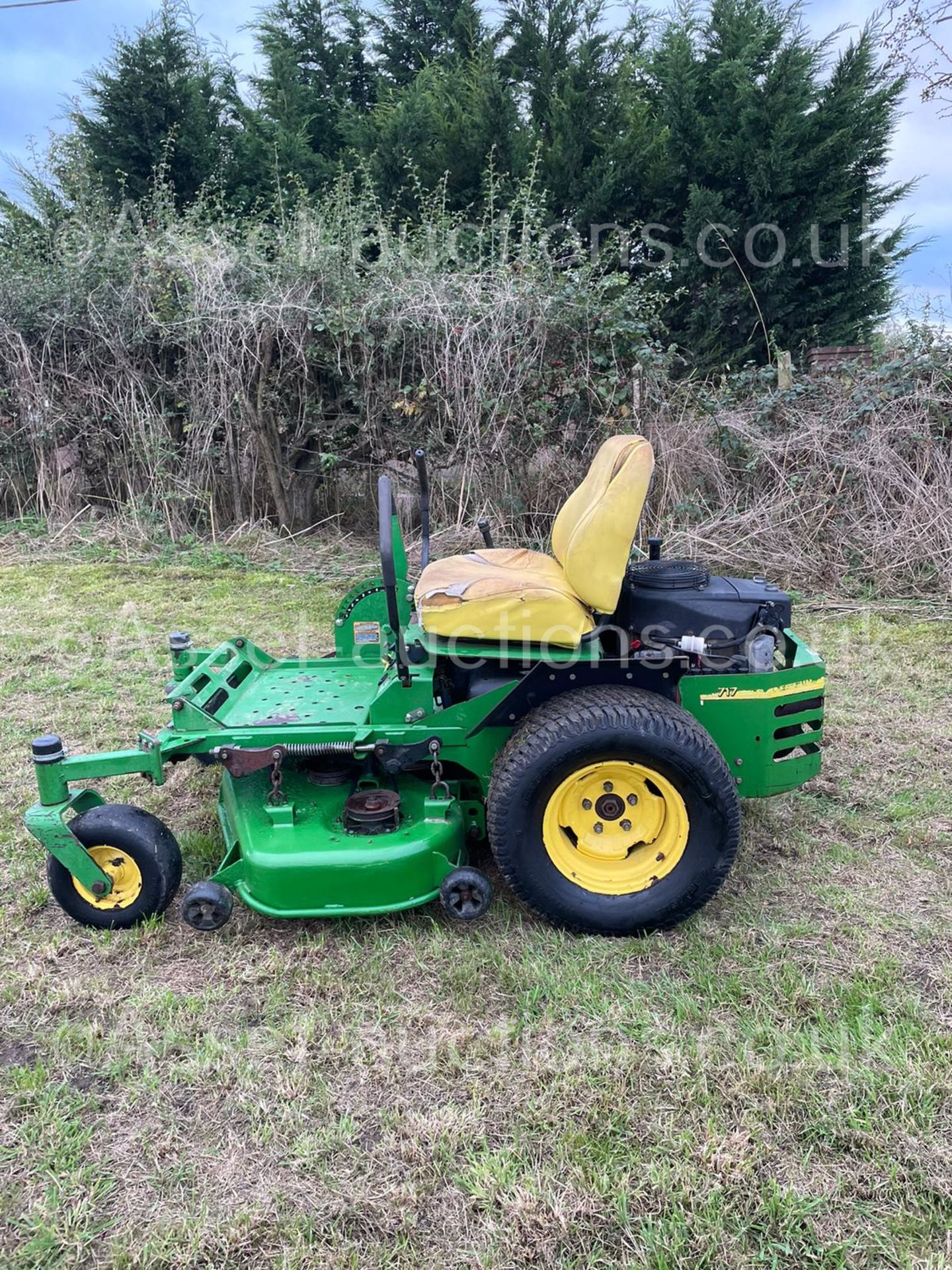 JOHN DEERE 717 Z-TRAK ZERO TURN RIDE ON LAWN MOWER, RUNS DRIVES AND CUTS, SHOWING A LOW 336 HOURS - Image 9 of 18