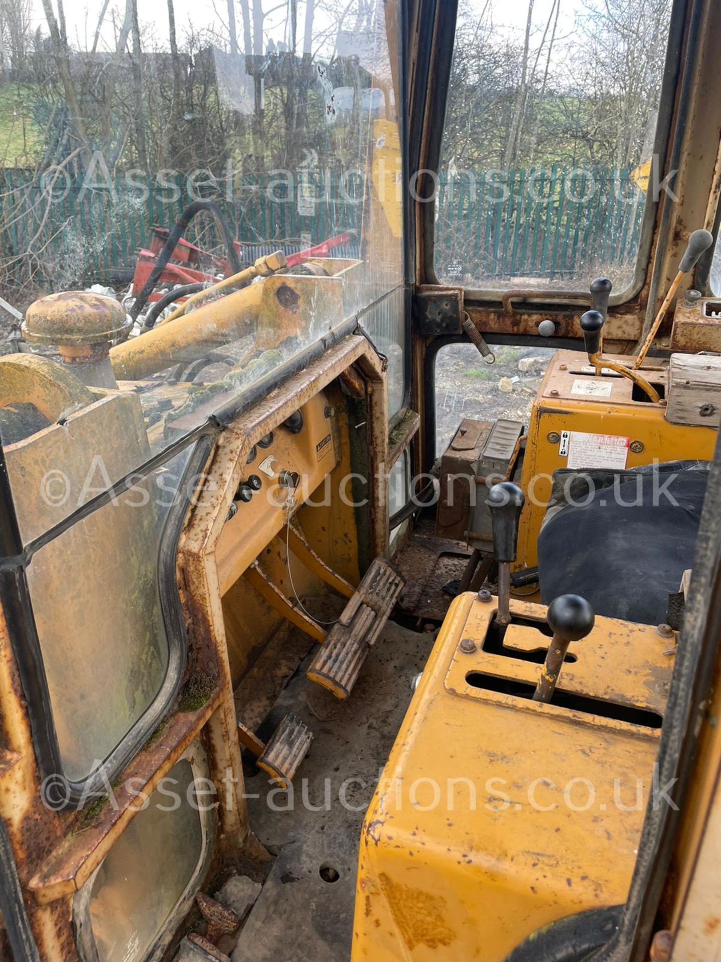 KOMATSU D31S DOZER, RUNS AND WORKS, 4 IN 1 BUCKET *PLUS VAT* - Image 13 of 14