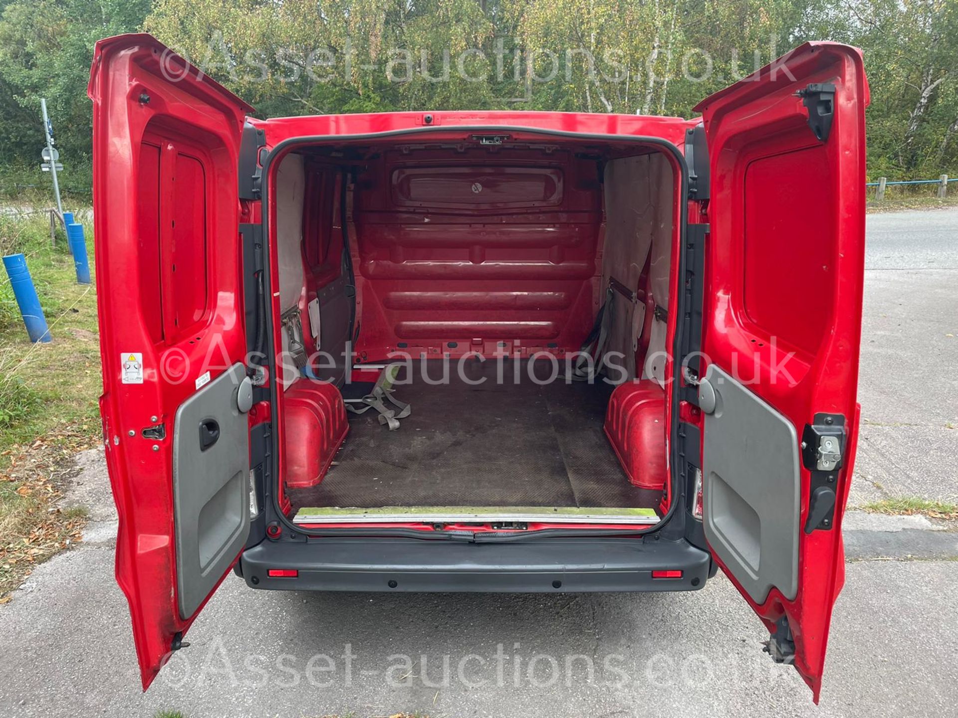 2009 VAUXHALL VIVARO 2700 CDTI SWB RED PANEL VAN, 2.0 DIESEL ENGINE, 125,530 MILES *NO VAT* - Image 15 of 38