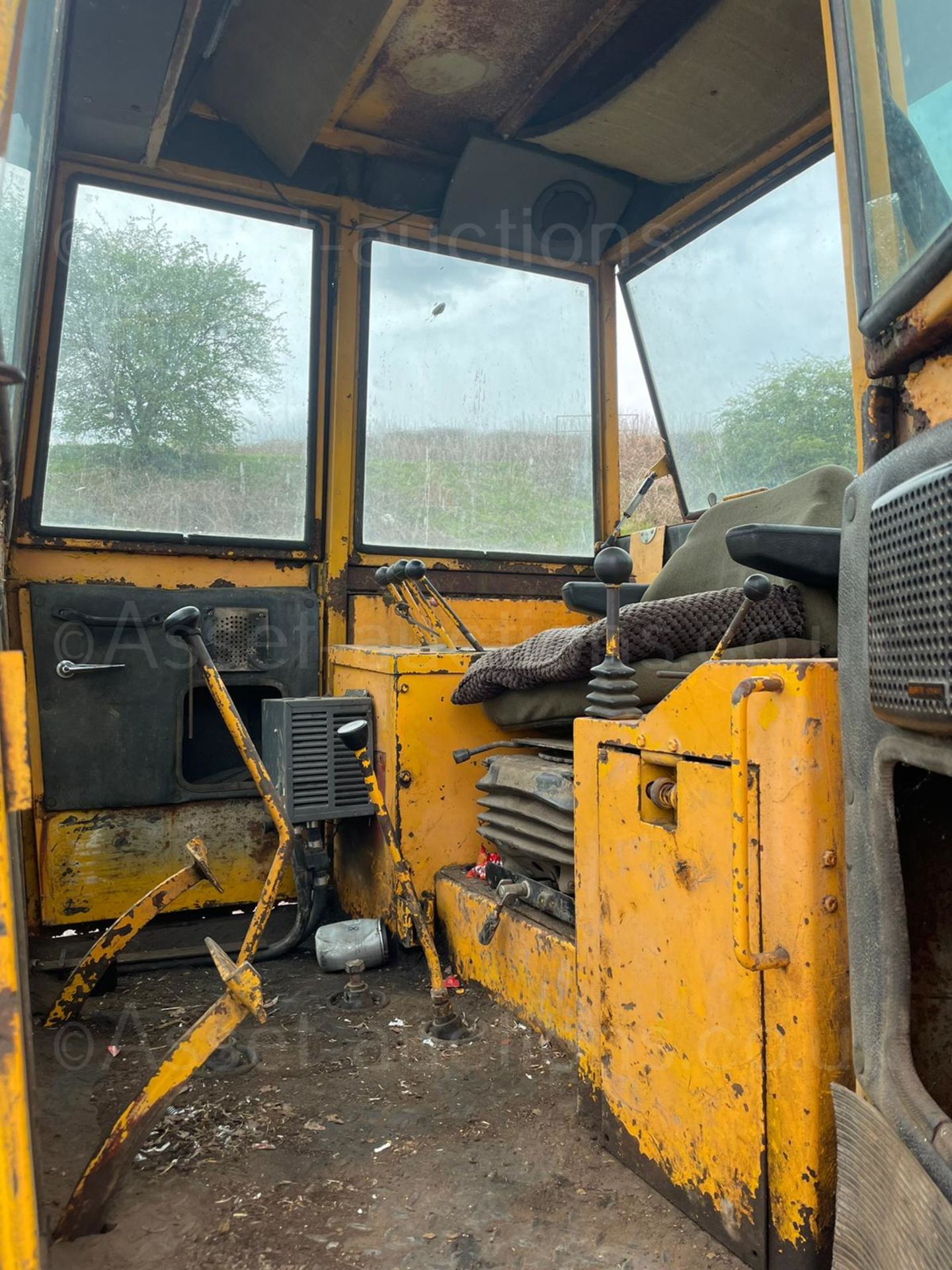 TRACK MARSHALL 135 DOZER DROT, 3781 HOURS, REAR ARMS WITH 3 POINT LINKAGE, RUNS DRIVES AND LIFTS - Image 12 of 14