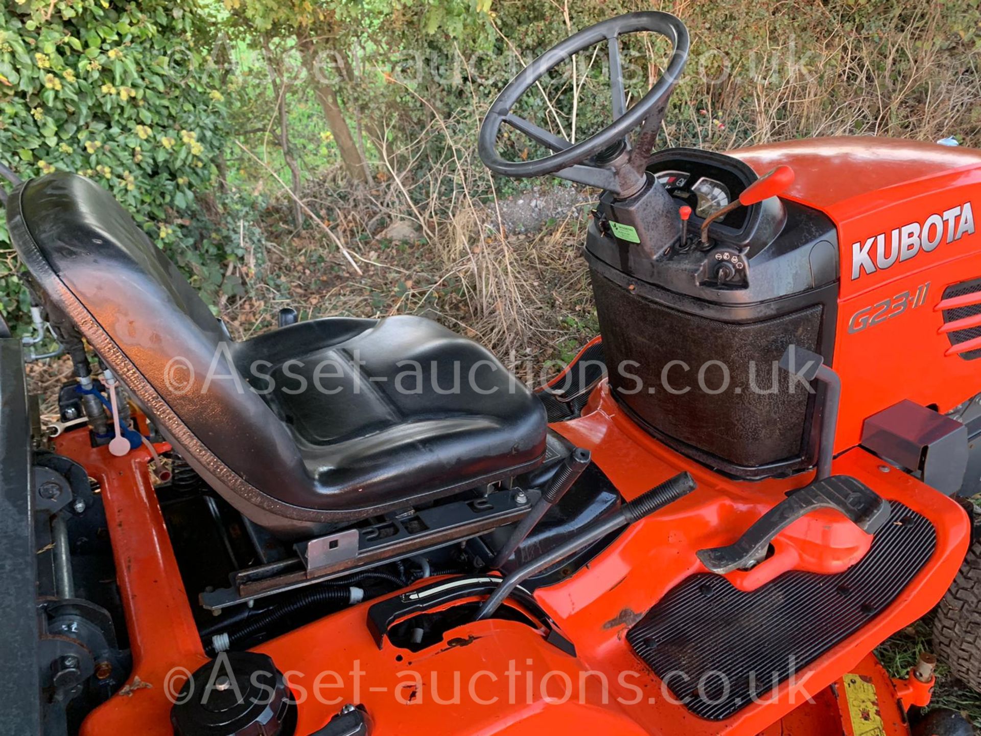 2013/62 KUBOTA G23-II HIGH TIP RIDE ON MOWER, RUNS DRIVES AND CUTS WELL, HYDROSTATIC *PLUS VAT* - Image 25 of 26