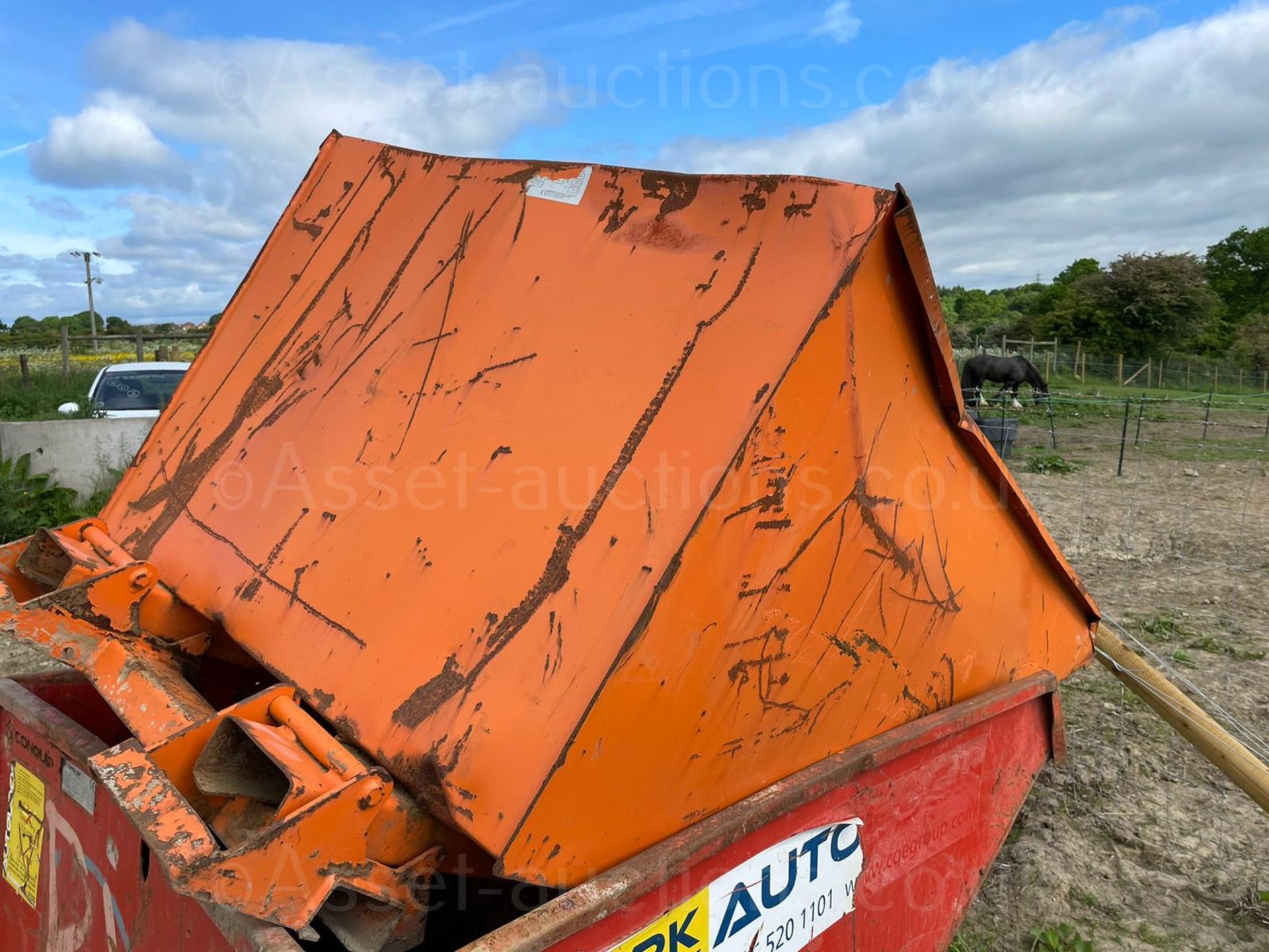 2018 ORANGE TIPPING SKIP, 2000kg RATED CAPACITY, SUITABLE FOR PALLET FORKS *PLUS VAT* - Image 8 of 8