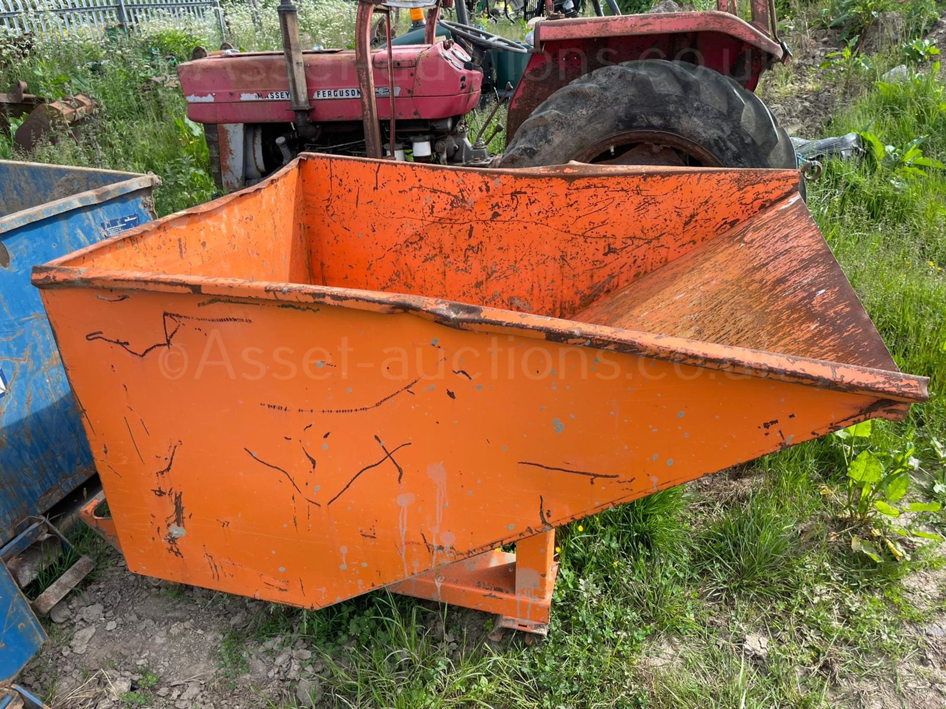 2018 ORANGE TIPPING SKIP, 2000kg RATED CAPACITY, SUITABLE FOR PALLET FORKS *PLUS VAT* - Image 2 of 8