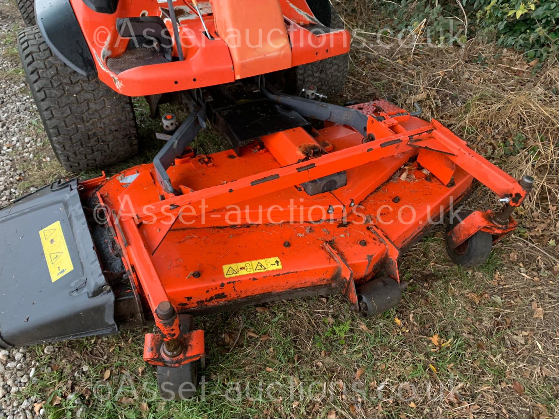 KUBOTA F2880 DIESEL RIDE ON MOWER, RUNS DRIVES AND CUTS, SHOWING A LOW 2640 HOURS *PLUS VAT* - Image 13 of 20
